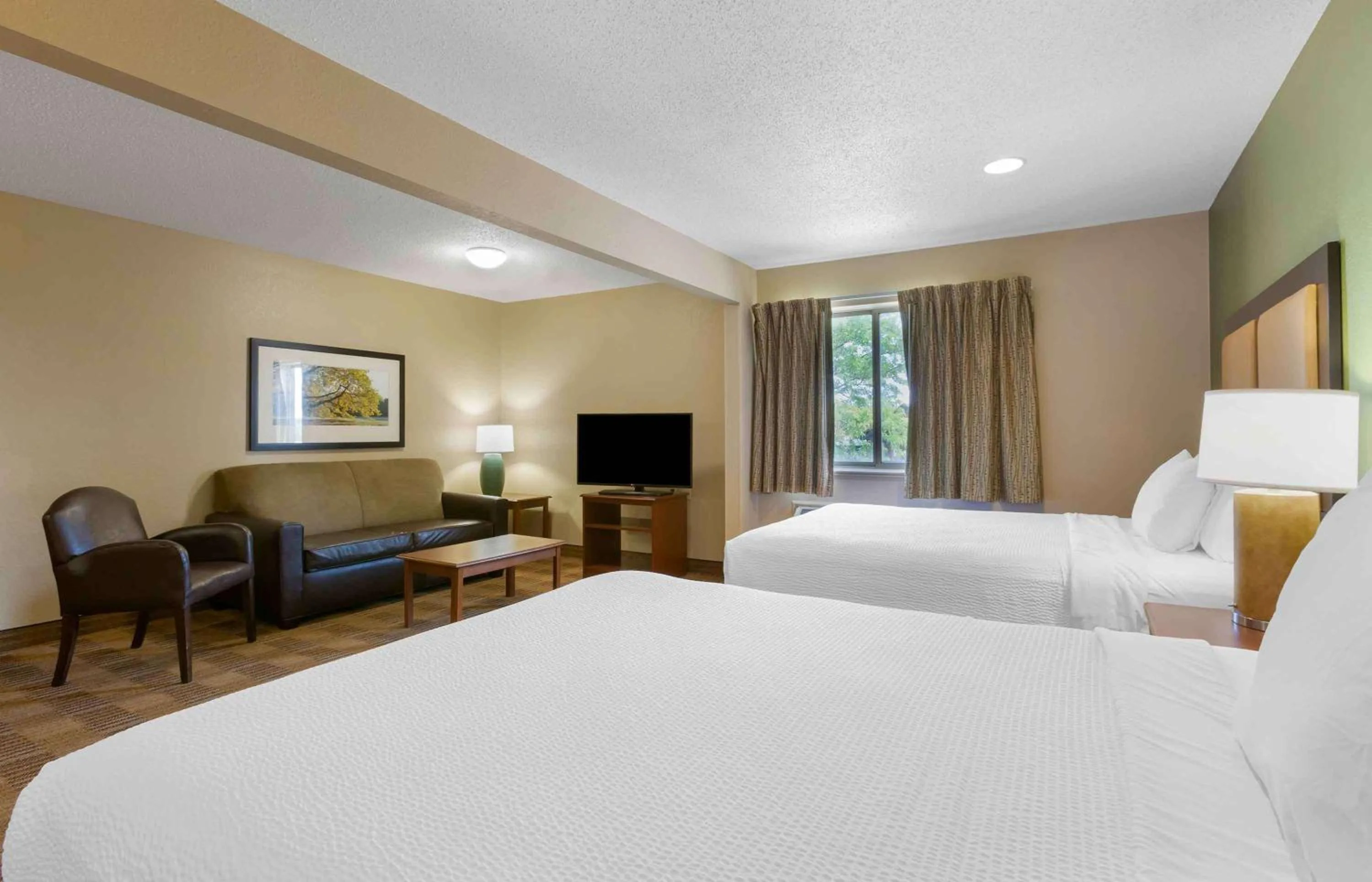 Bedroom, Bed in Extended Stay America Suites - Toledo - Maumee