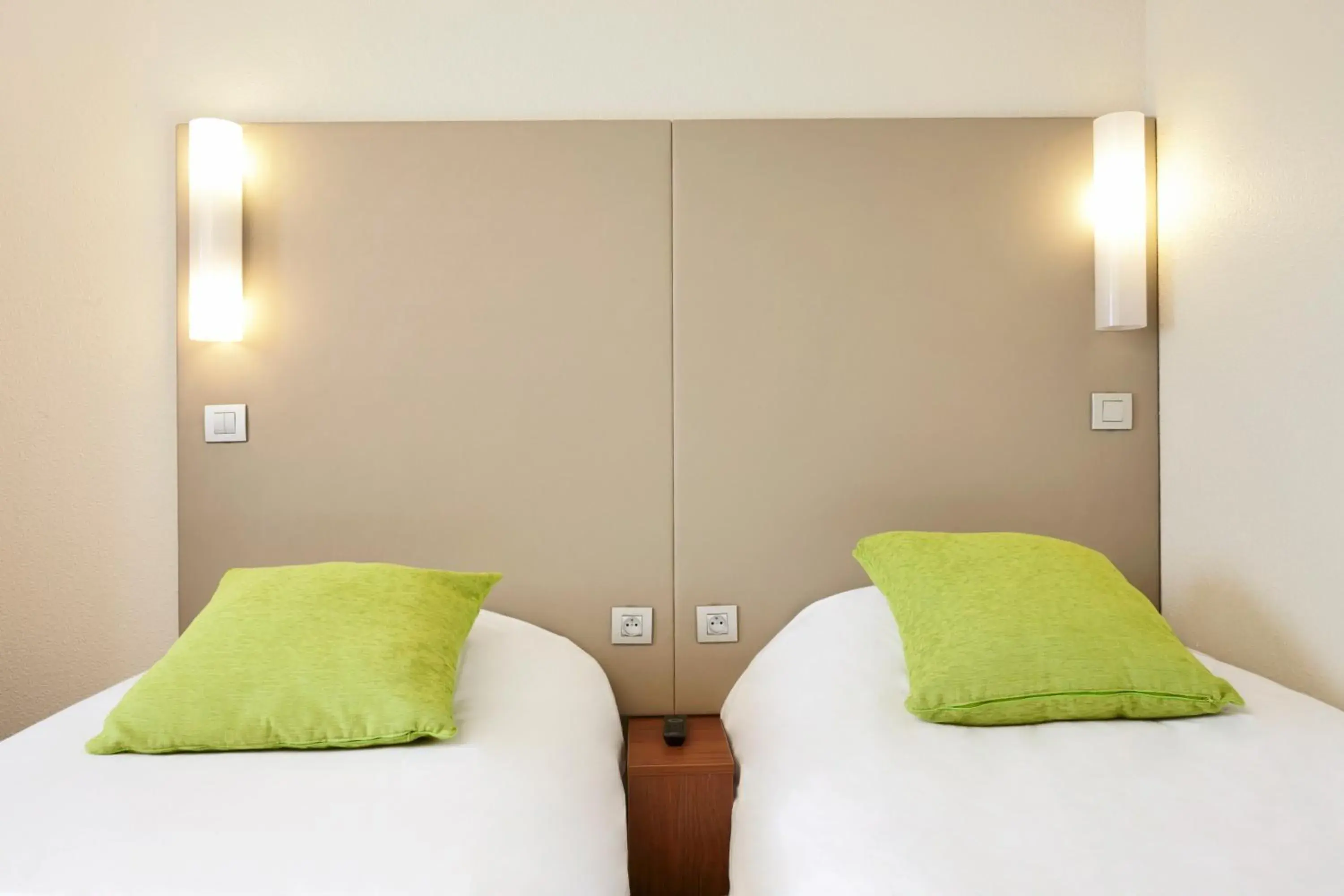 Bedroom, Bed in Campanile Paris Est - Porte de Bagnolet Bedroom, Bed in Campanile Paris Est - Porte de Bagnolet