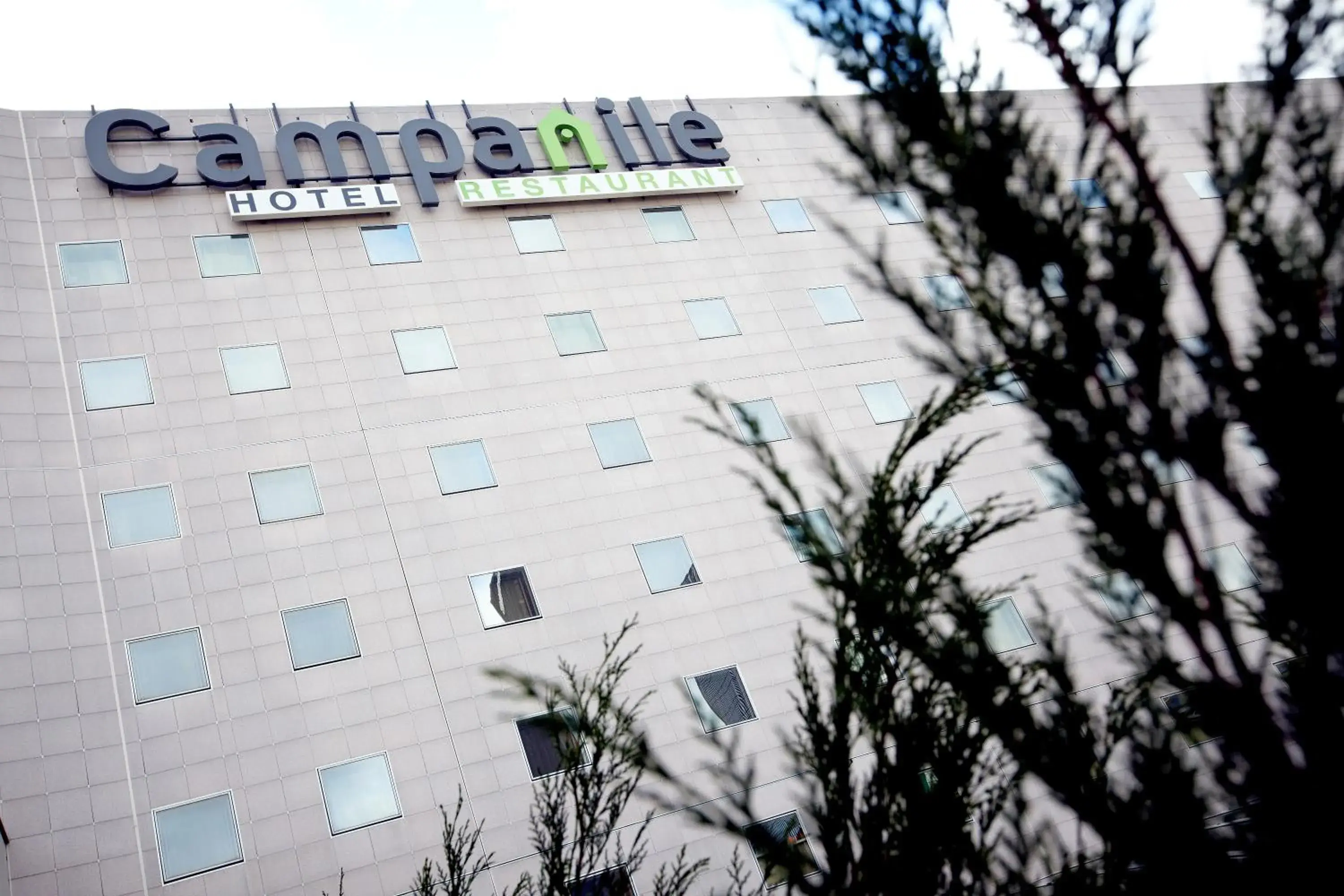 Facade/entrance in Campanile Paris Est - Porte de Bagnolet Facade/entrance in Campanile Paris Est - Porte de Bagnolet