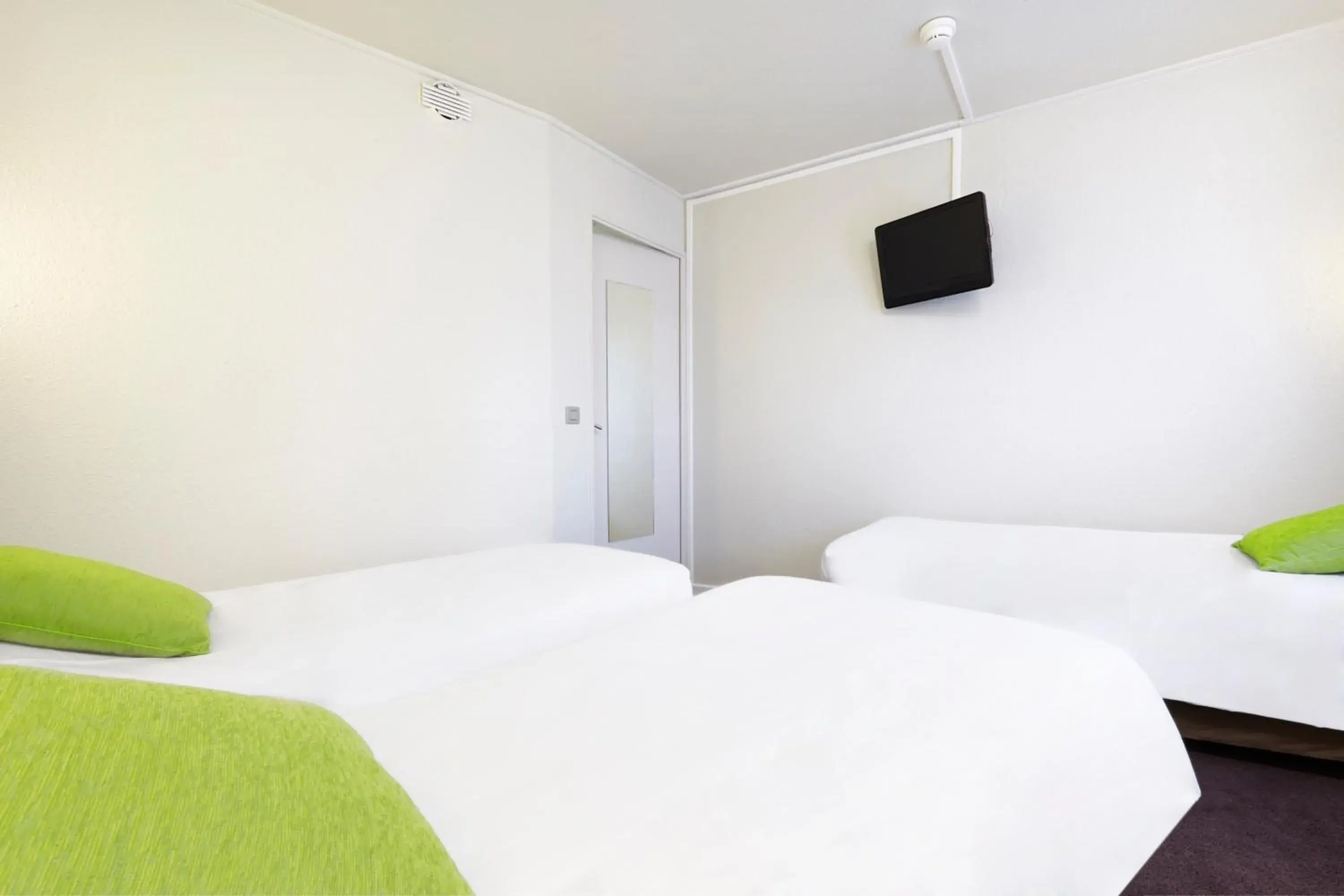 Bedroom, Bed in Campanile Paris Est - Porte de Bagnolet Bedroom, Bed in Campanile Paris Est - Porte de Bagnolet