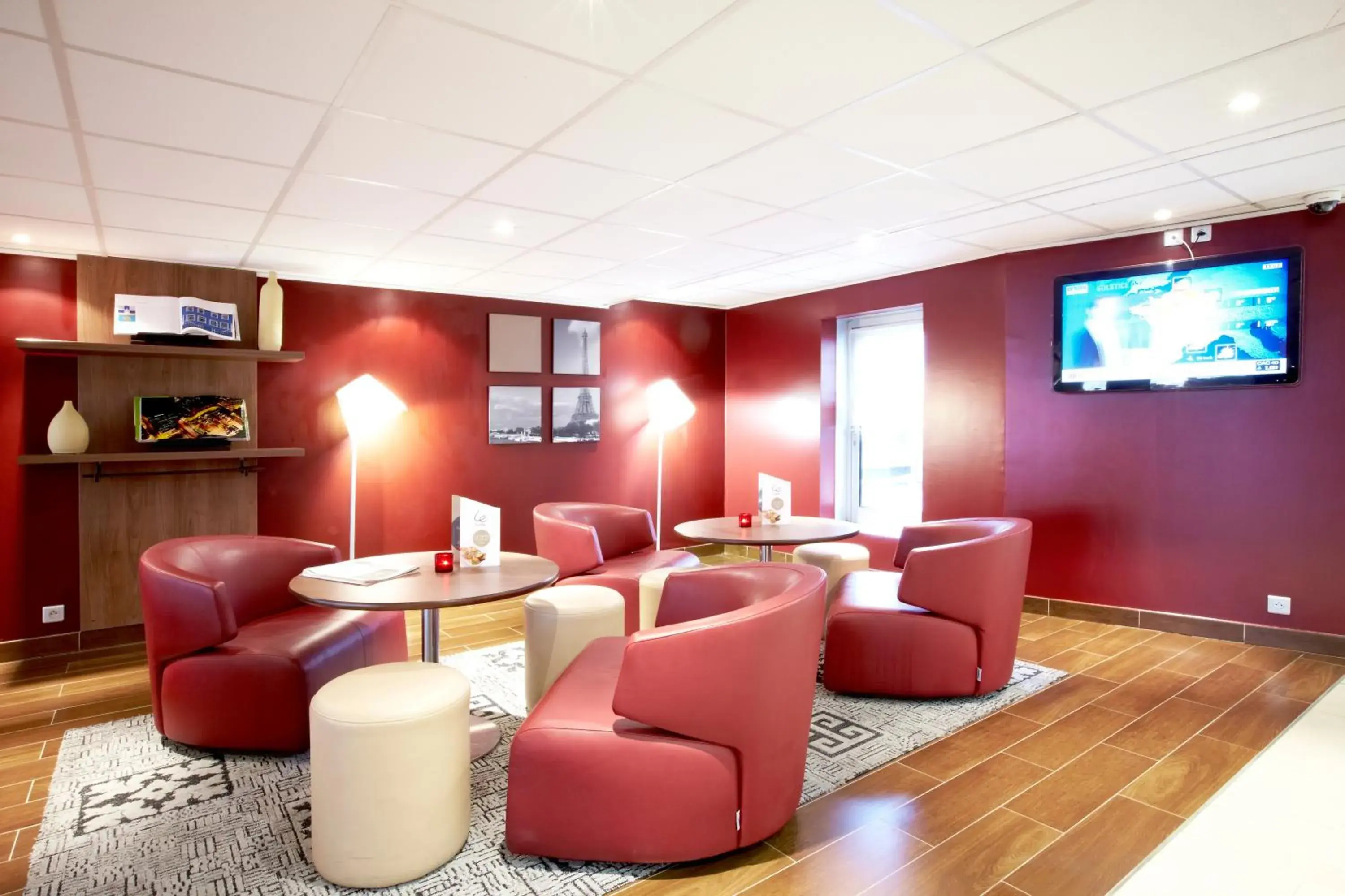 Lounge or bar in Campanile Paris Est - Porte de Bagnolet Lounge or bar in Campanile Paris Est - Porte de Bagnolet