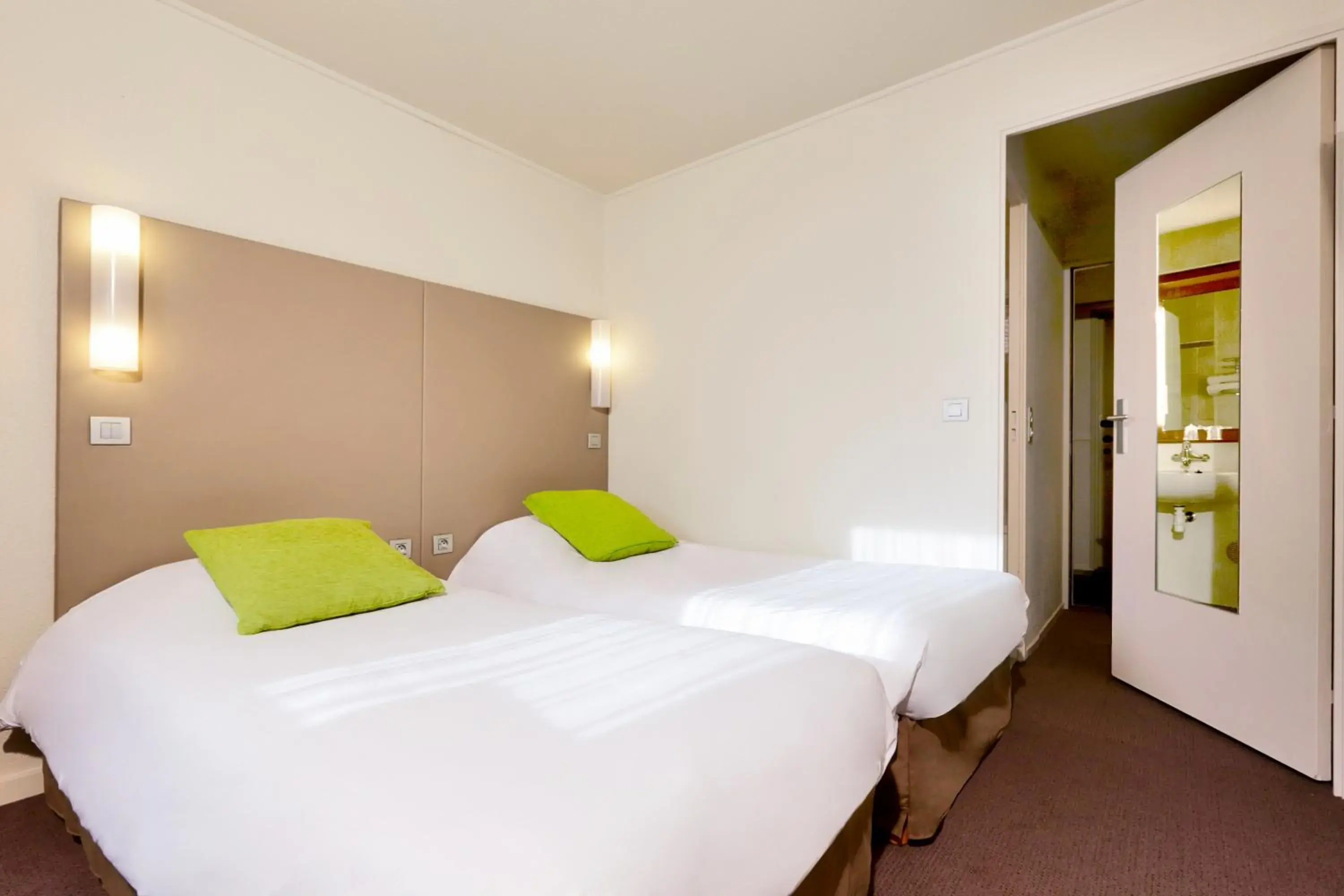 Bedroom, Bed in Campanile Paris Est - Porte de Bagnolet Bedroom, Bed in Campanile Paris Est - Porte de Bagnolet