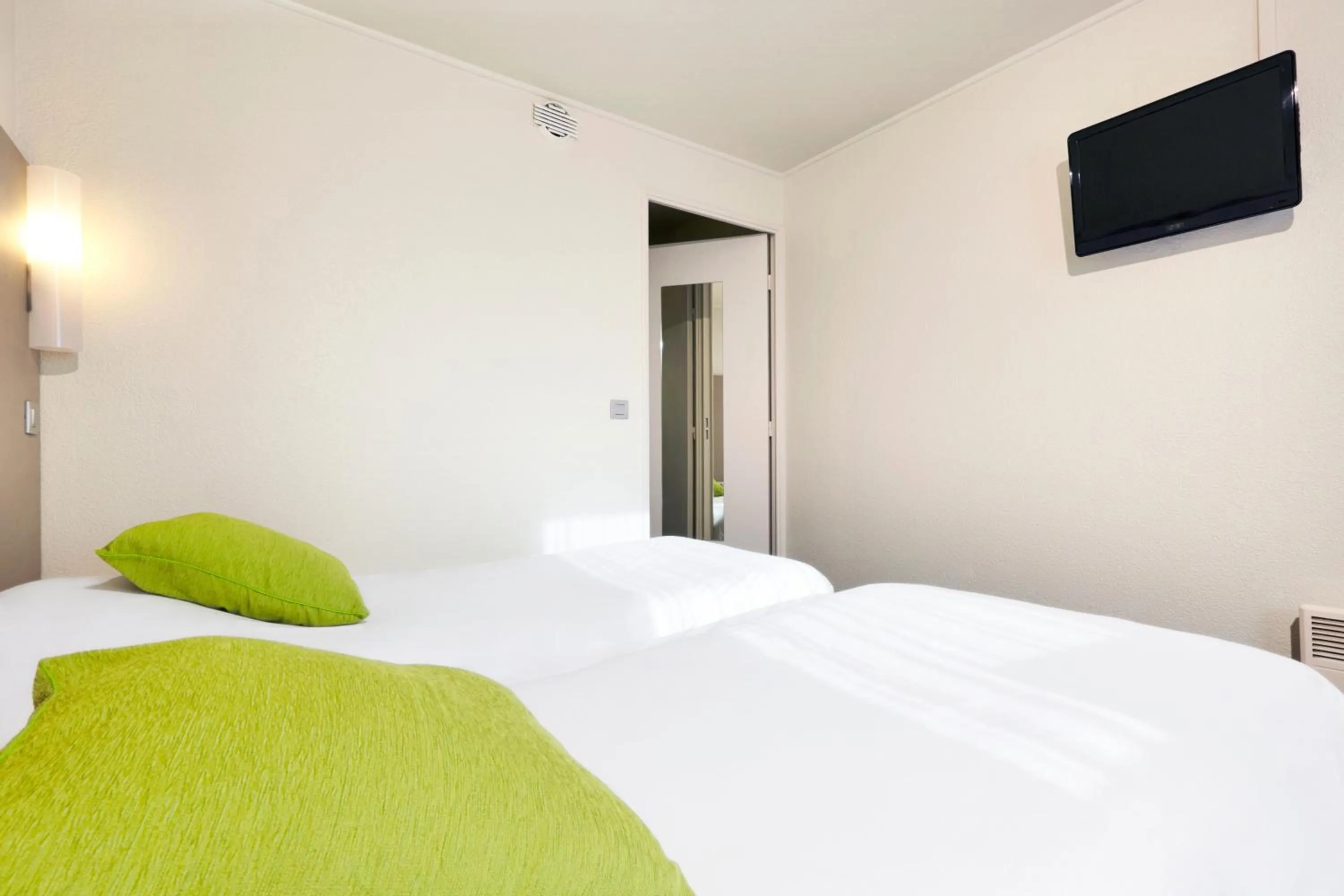 Bedroom, Bed in Campanile Paris Est - Porte de Bagnolet