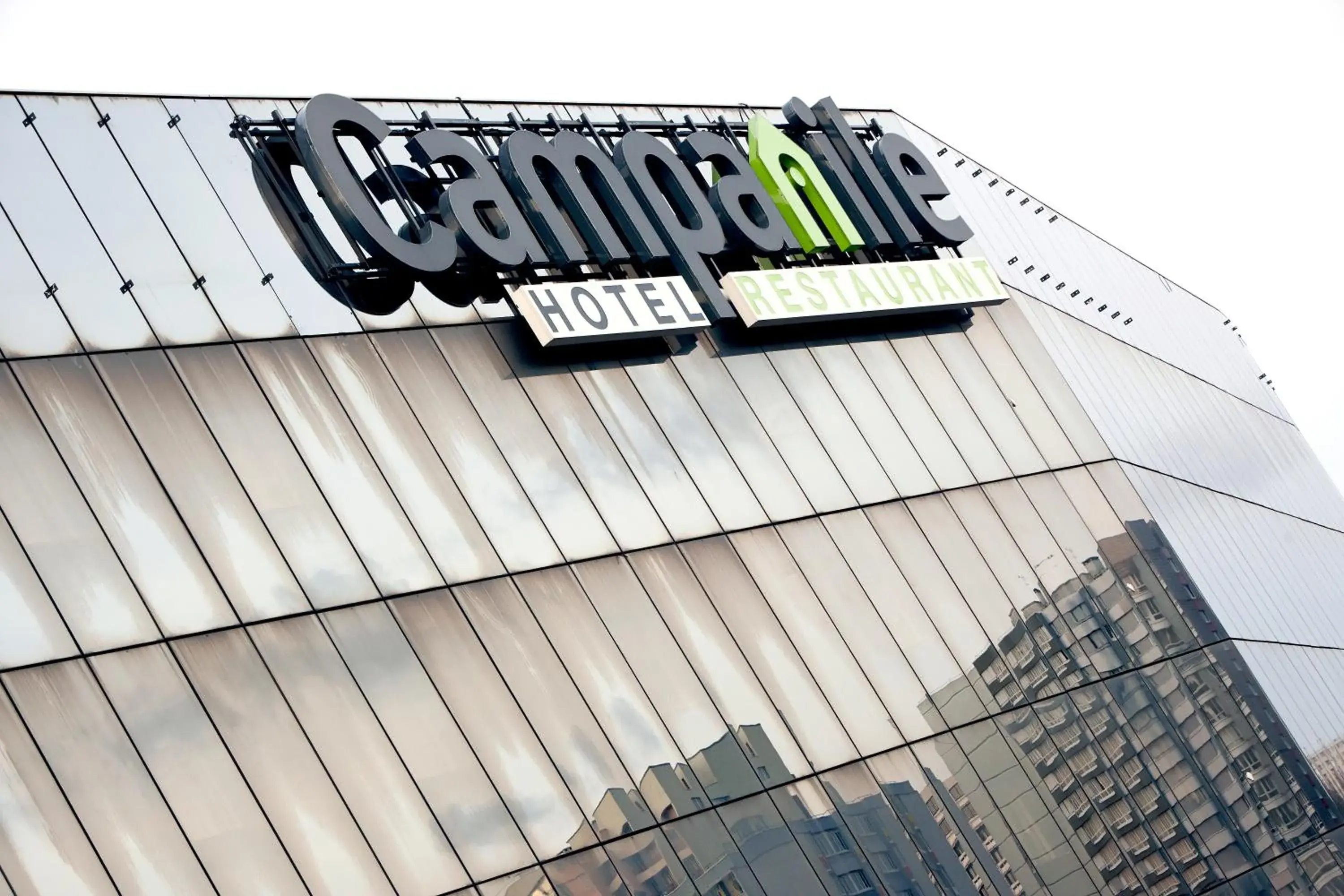 Facade/entrance in Campanile Paris Est - Porte de Bagnolet Facade/entrance in Campanile Paris Est - Porte de Bagnolet