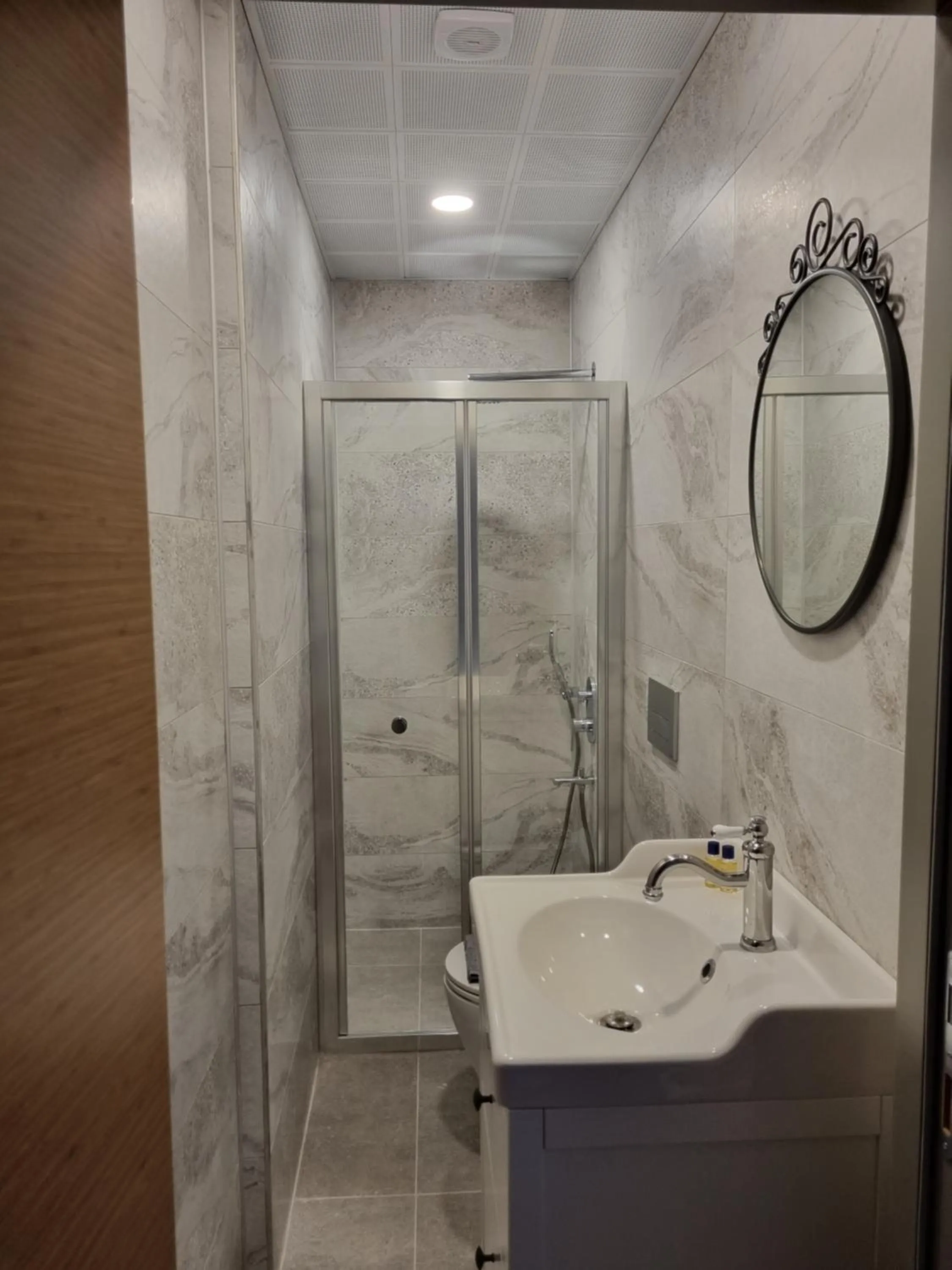 Shower in El Mundo Suites