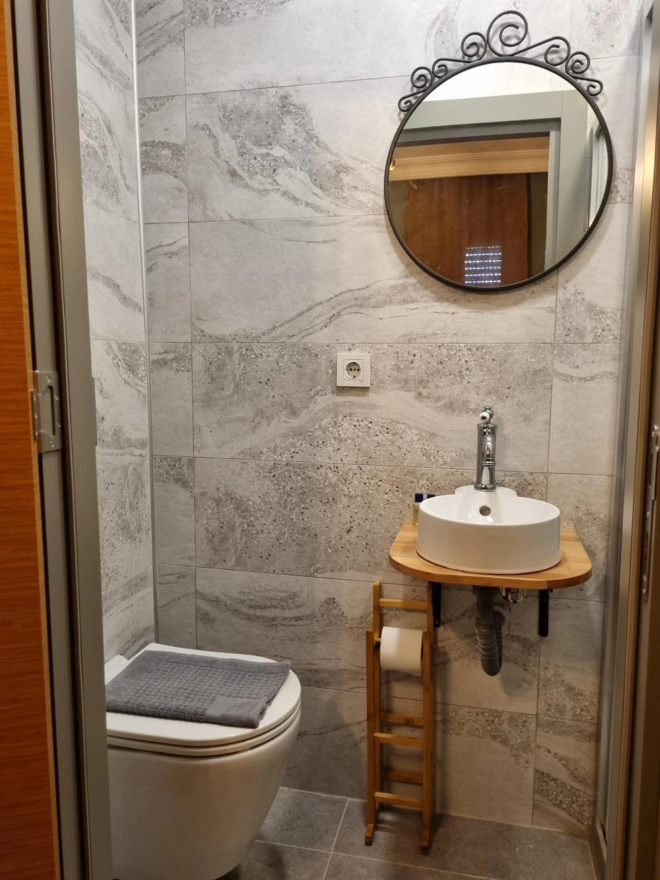 Shower in El Mundo Suites