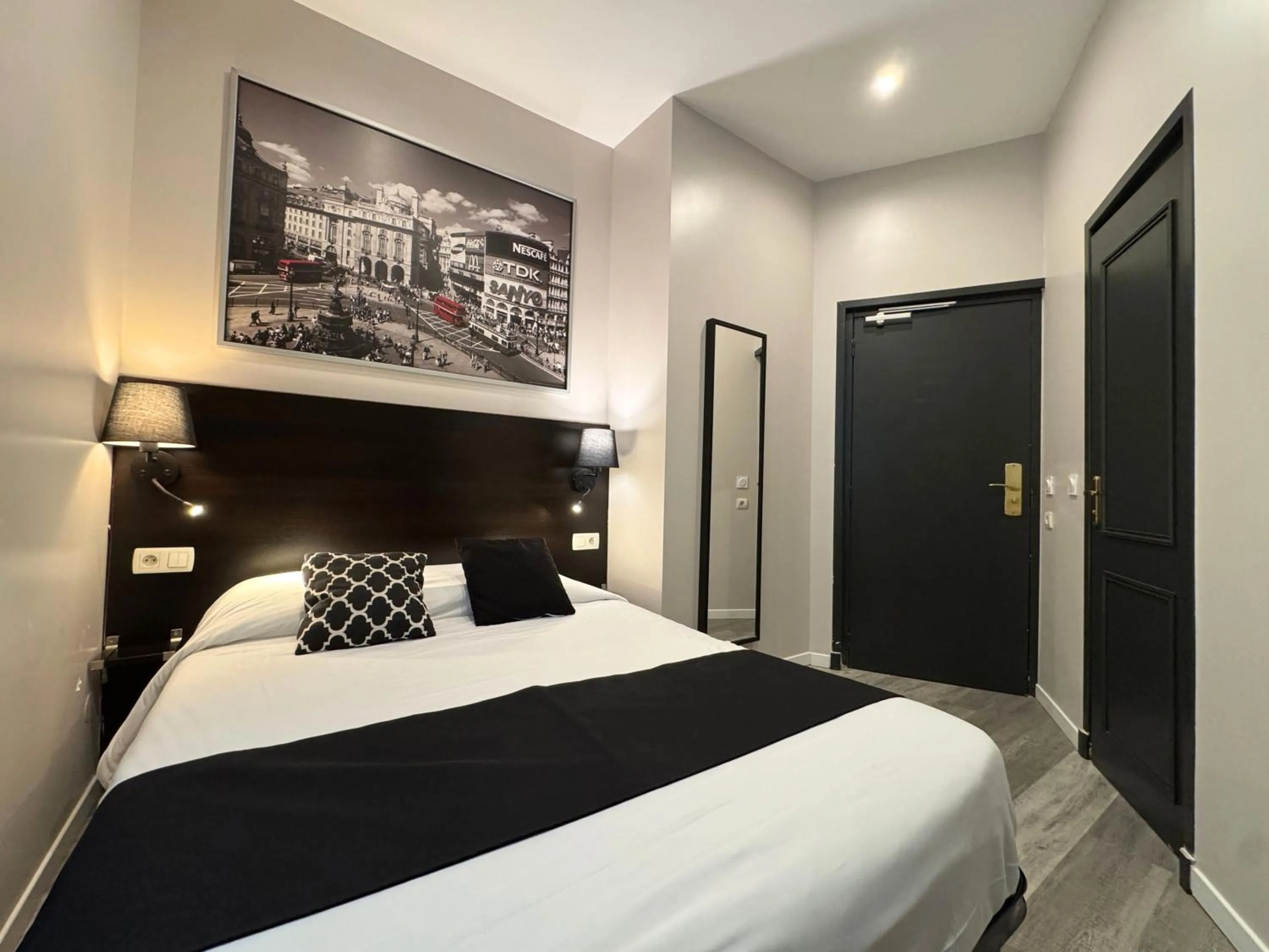 Bedroom, Bed in Trocadero