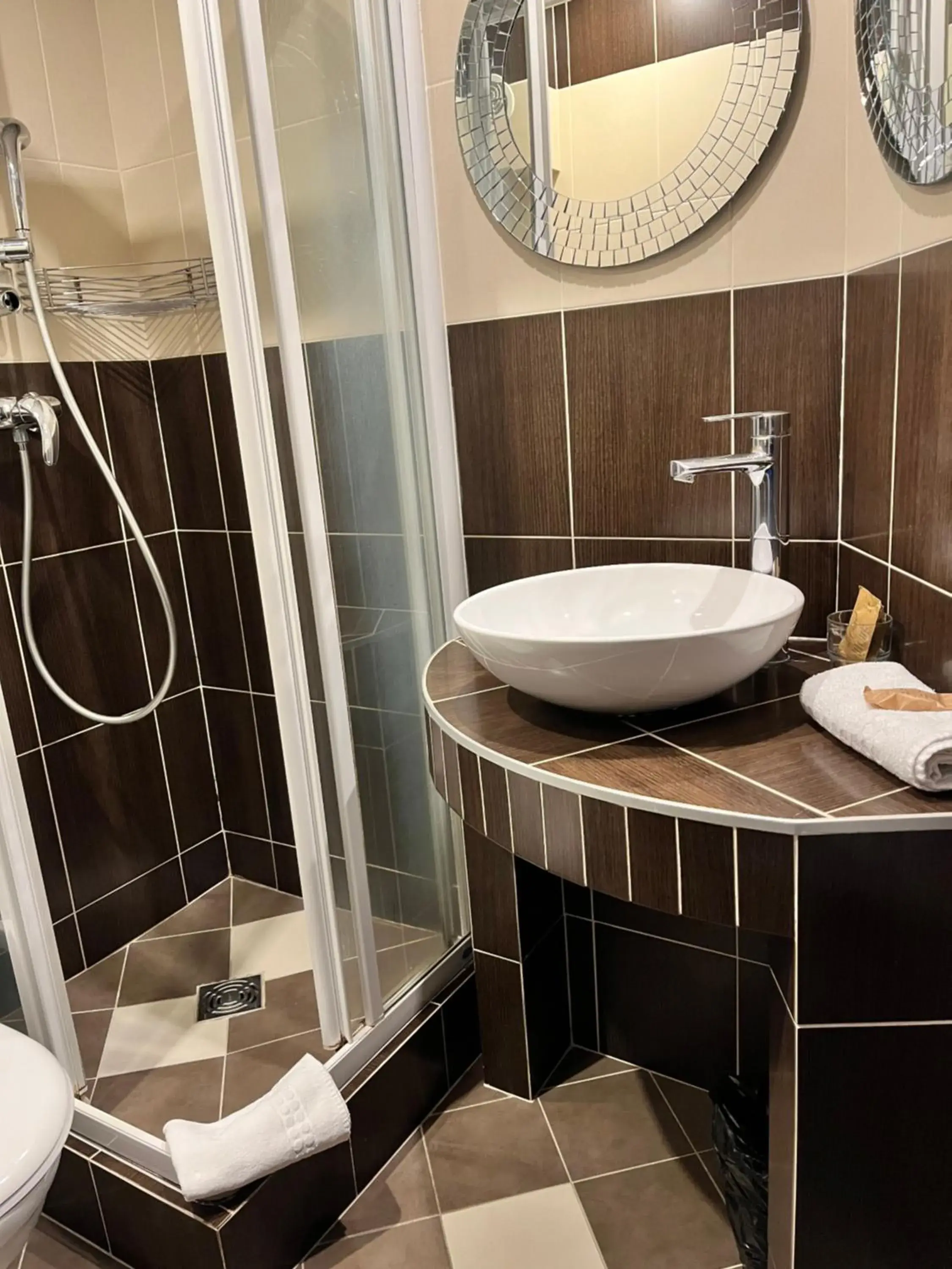 Bathroom in Trocadero Bathroom in Trocadero