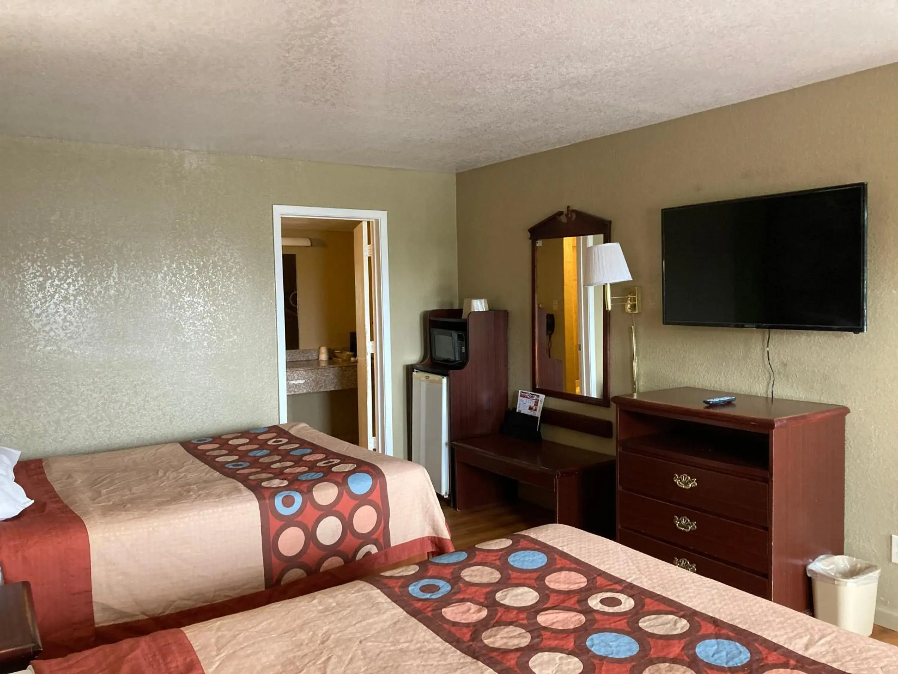Bed, TV/Entertainment Center in Super 8 by Wyndham Little Rock/North/Airport