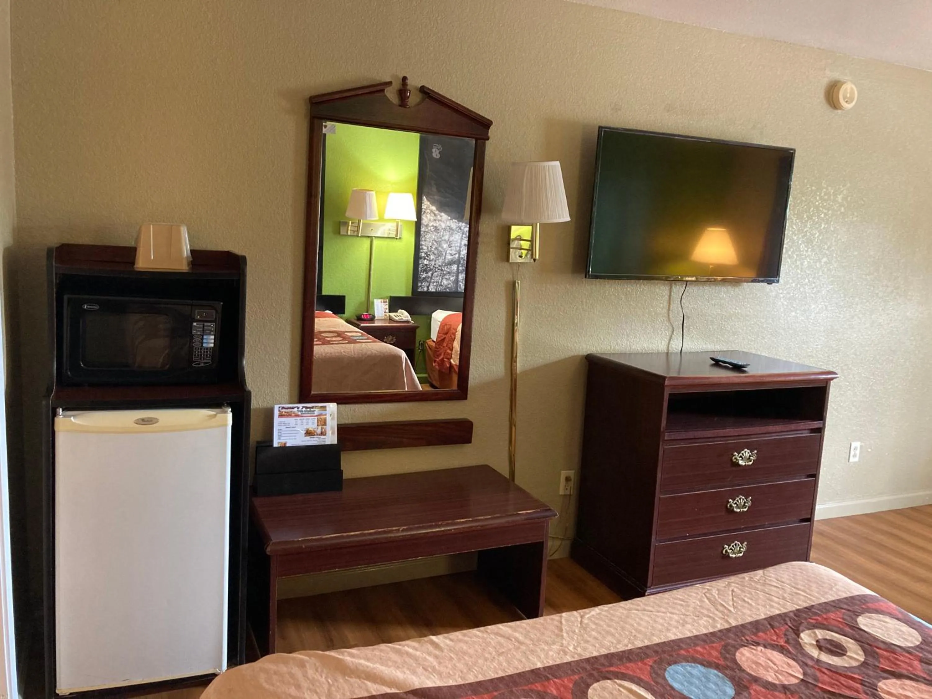 TV and multimedia, TV/Entertainment Center in Super 8 by Wyndham Little Rock/North/Airport