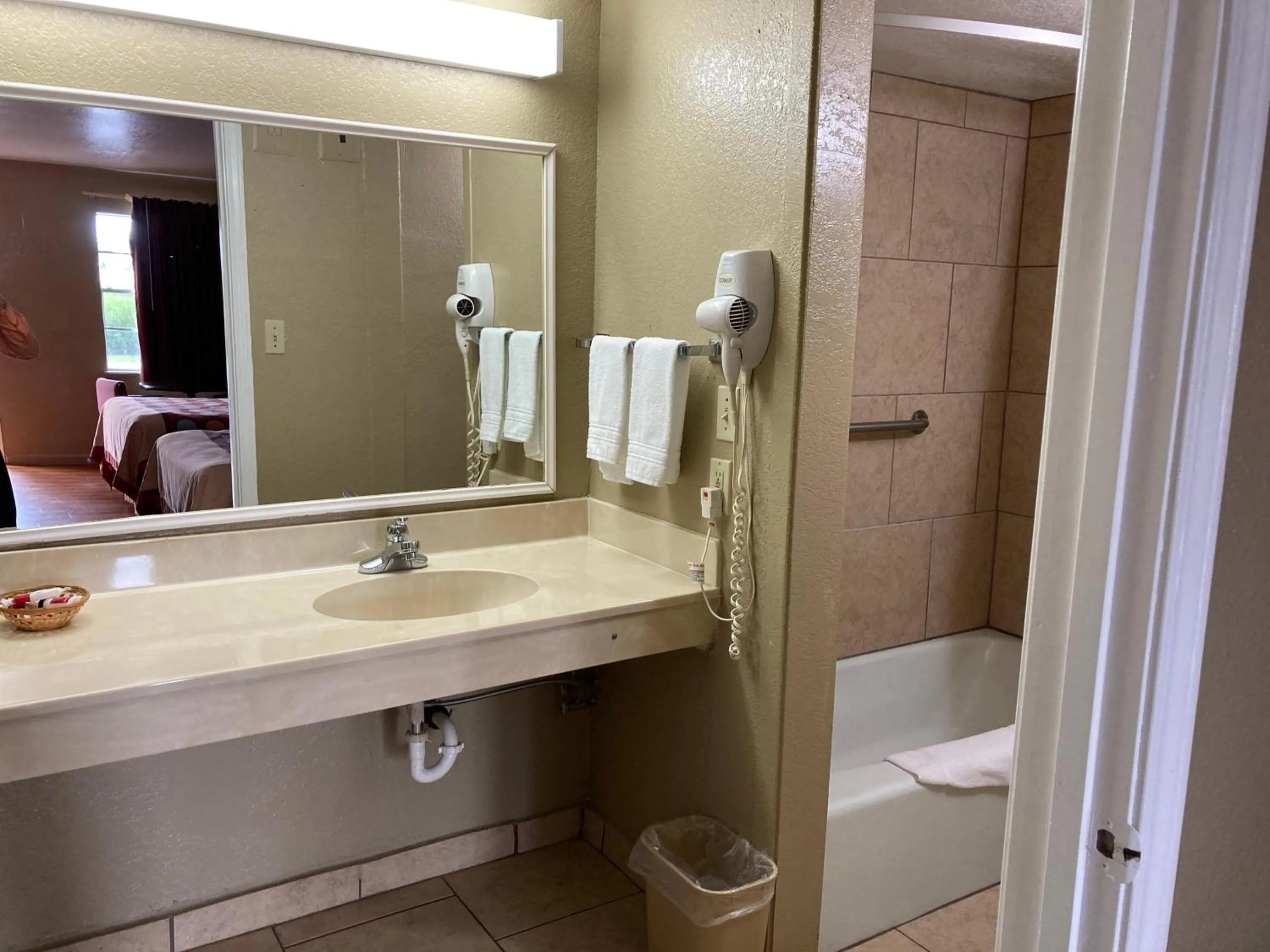 Bathroom in Super 8 by Wyndham Little Rock/North/Airport