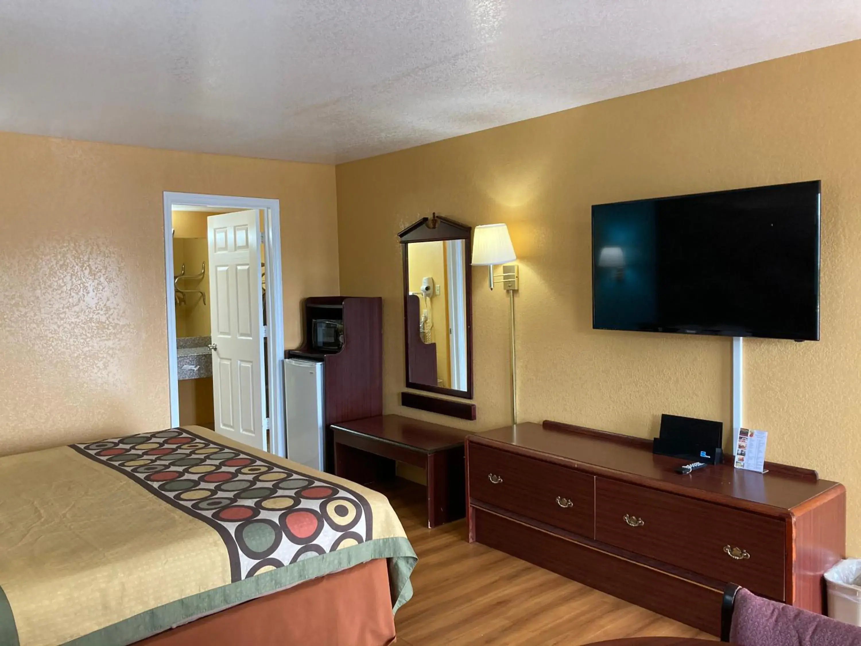 TV and multimedia, TV/Entertainment Center in Super 8 by Wyndham Little Rock/North/Airport