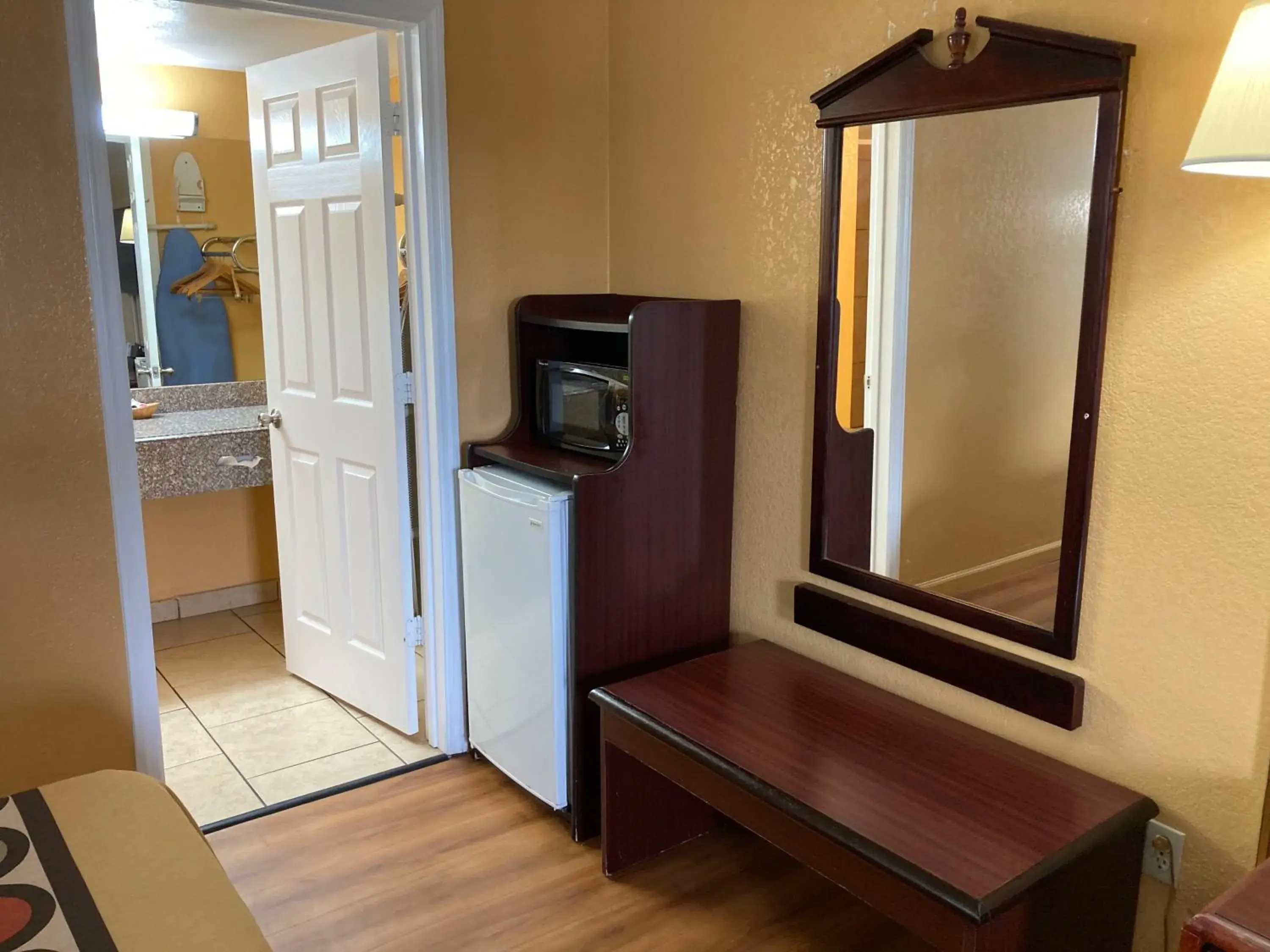 Bathroom, TV/Entertainment Center in Super 8 by Wyndham Little Rock/North/Airport