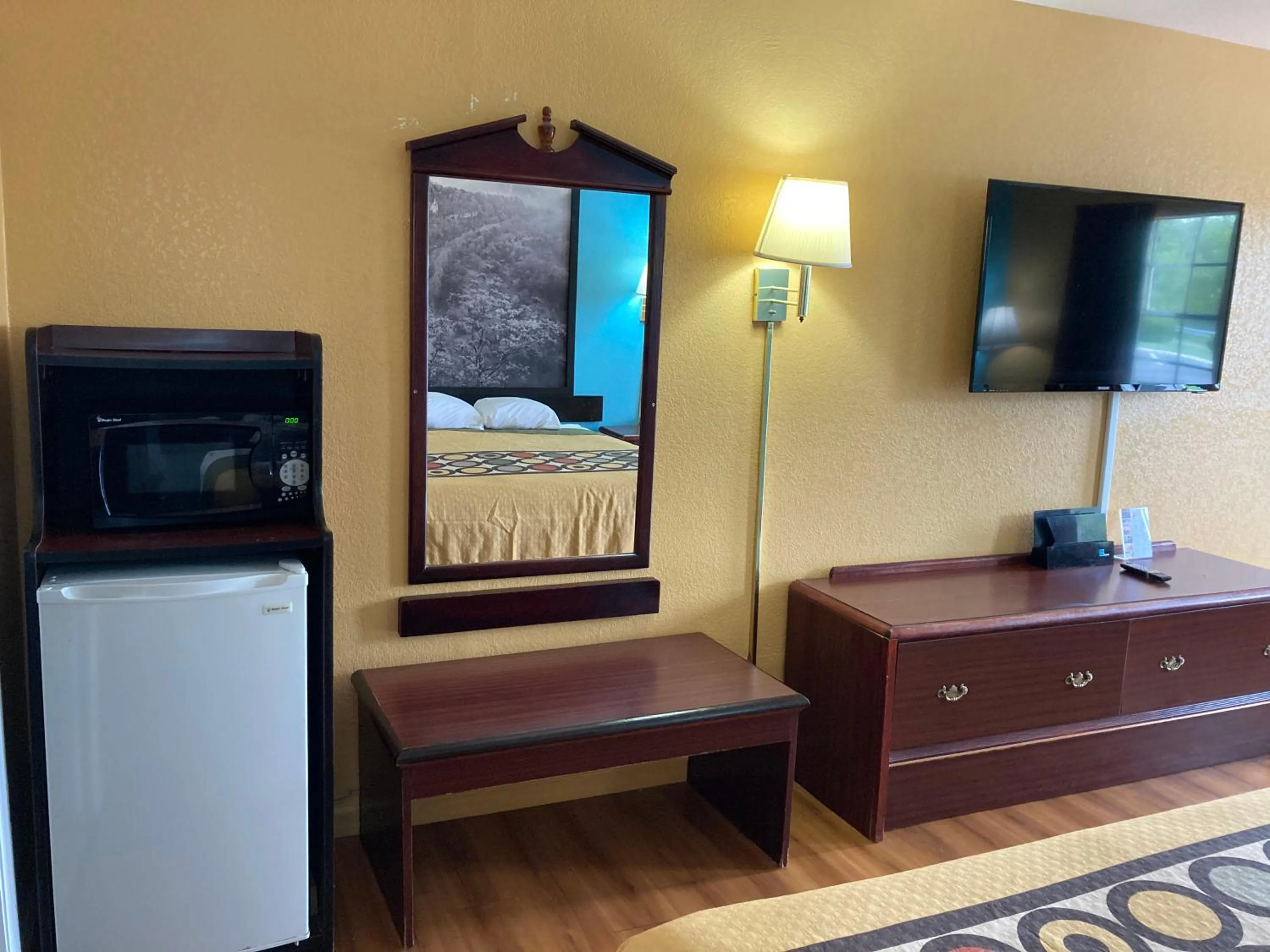 TV and multimedia, TV/Entertainment Center in Super 8 by Wyndham Little Rock/North/Airport