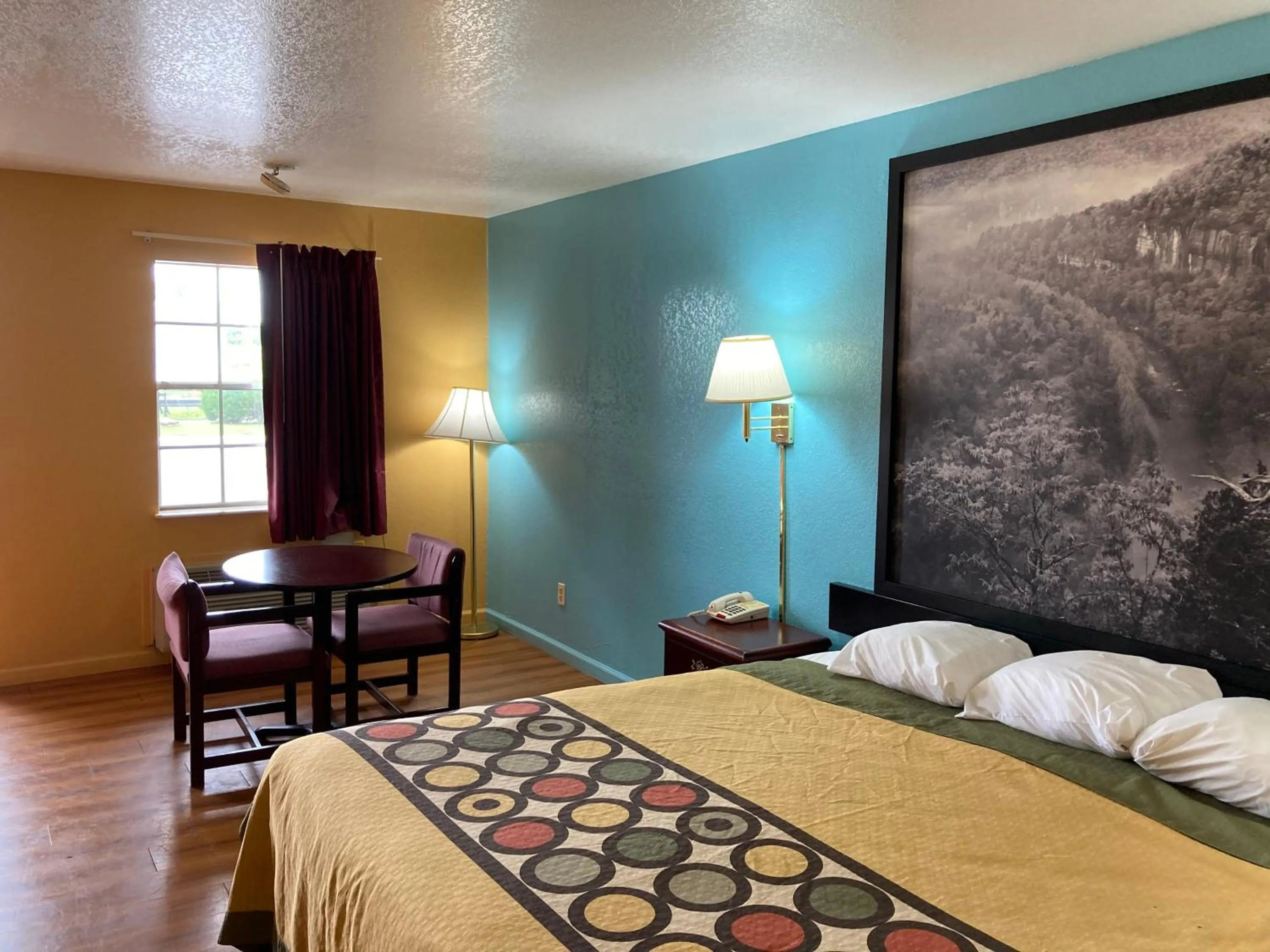 Seating area in Super 8 by Wyndham Little Rock/North/Airport