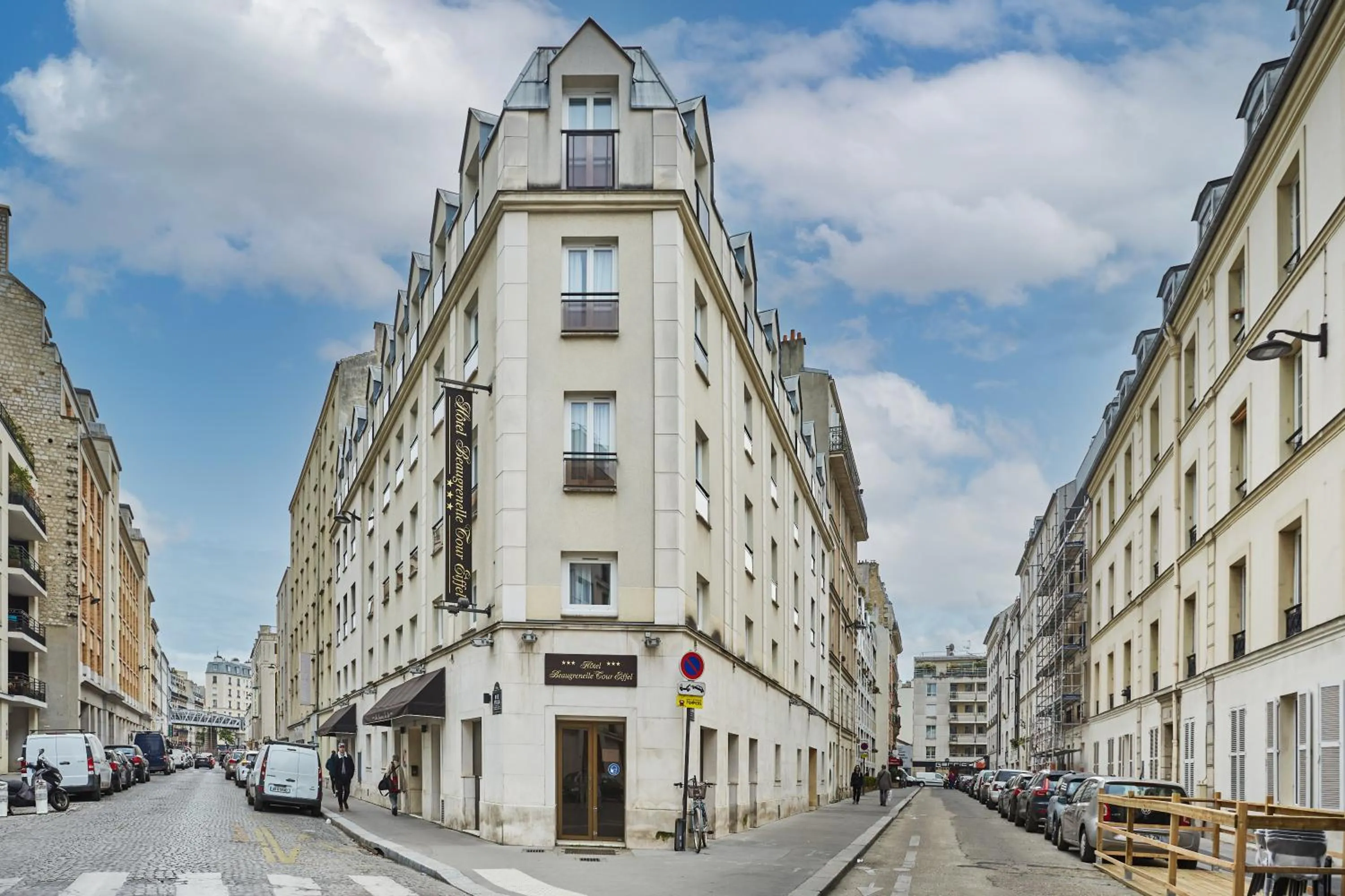Property building in Hotel Beaugrenelle Tour Eiffel