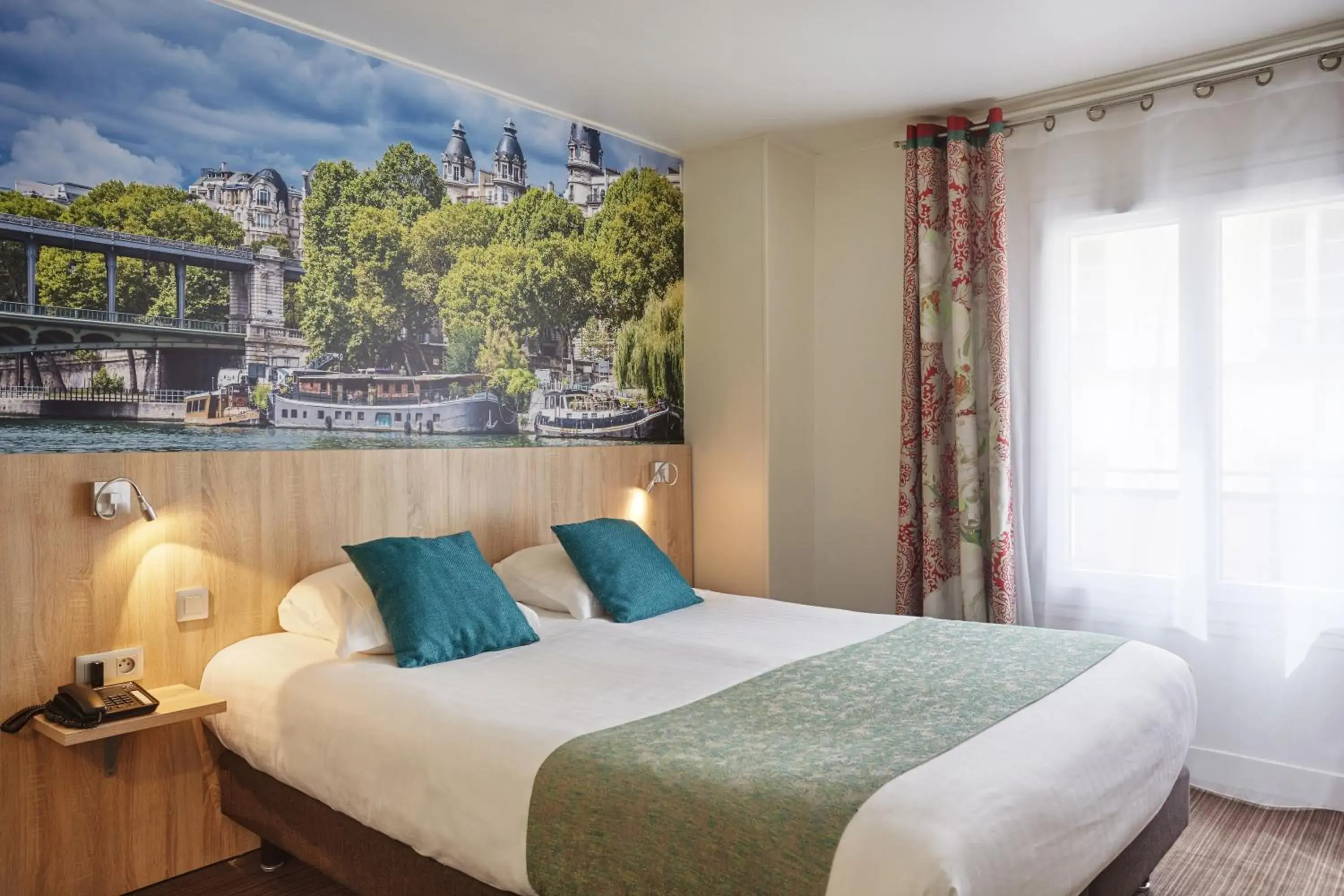 Bed in Hotel Beaugrenelle Tour Eiffel Bed in Hotel Beaugrenelle Tour Eiffel