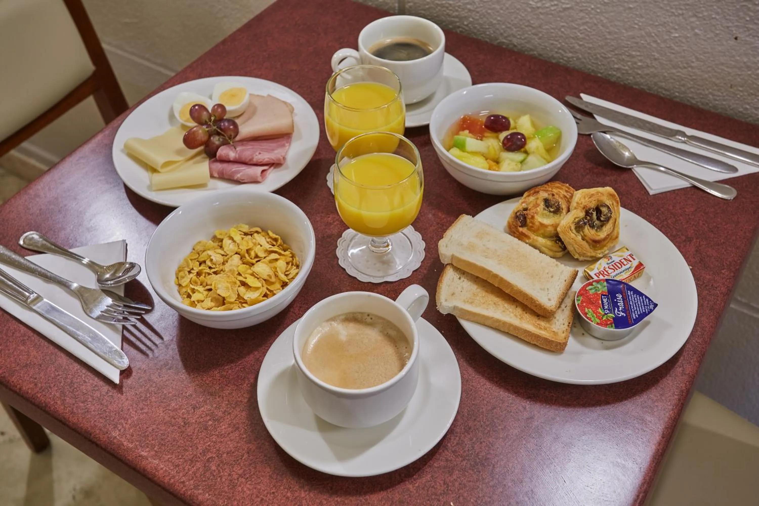 Breakfast in Hotel Beaugrenelle Tour Eiffel