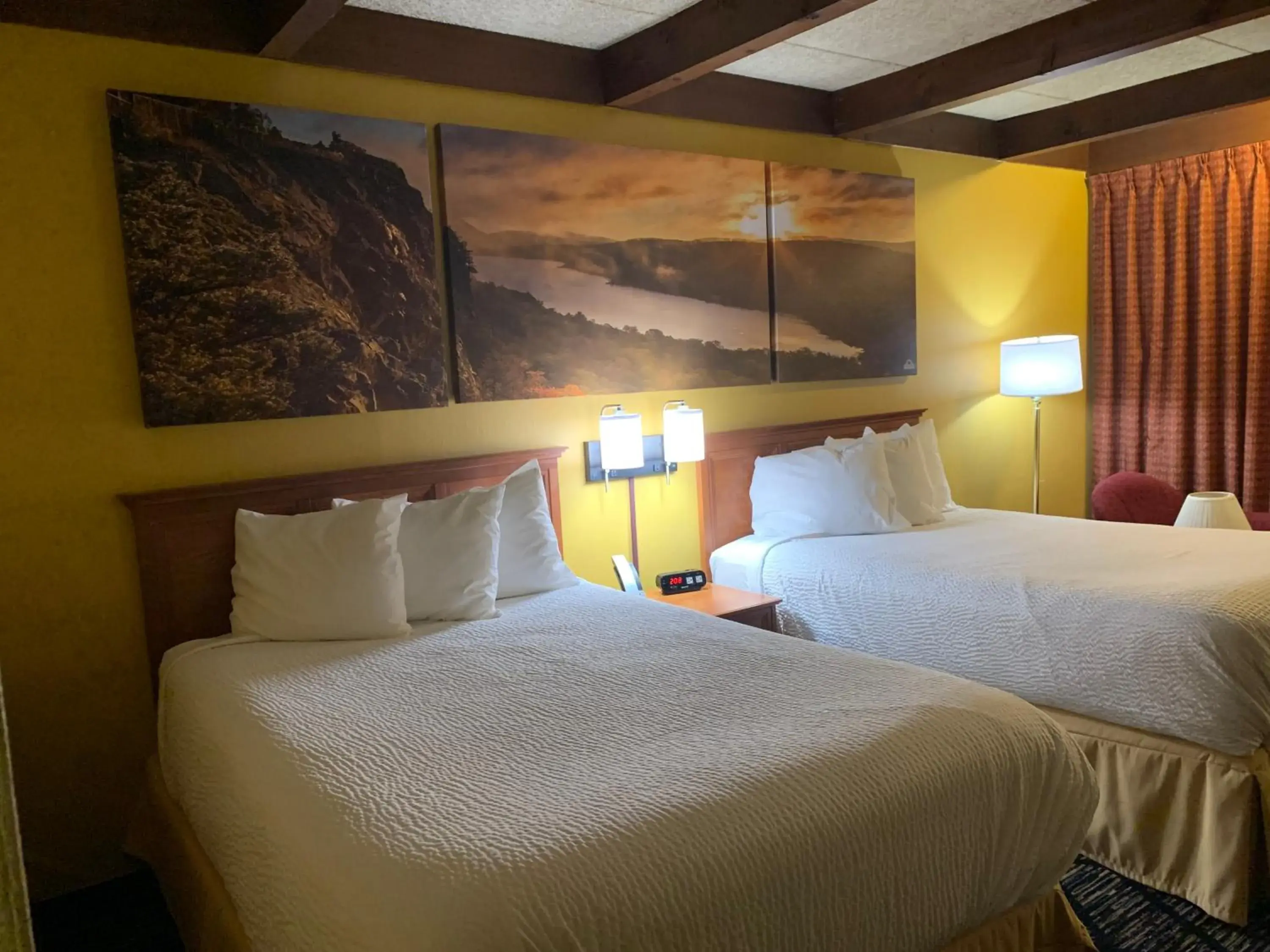 Bed in Days Inn by Wyndham Niles Bed in Days Inn by Wyndham Niles