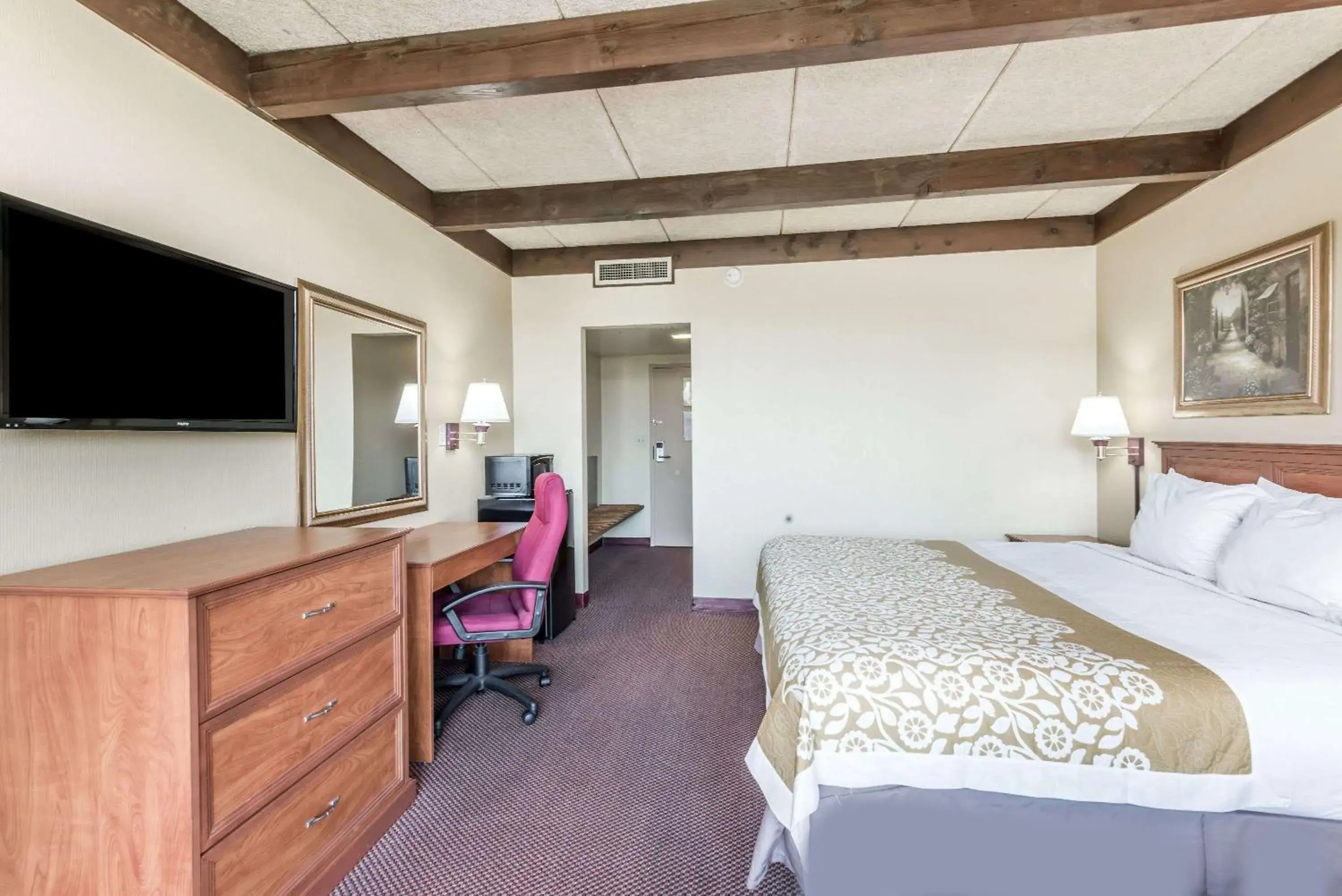 Photo of the whole room, Bed in Days Inn by Wyndham Niles Photo of the whole room, Bed in Days Inn by Wyndham Niles