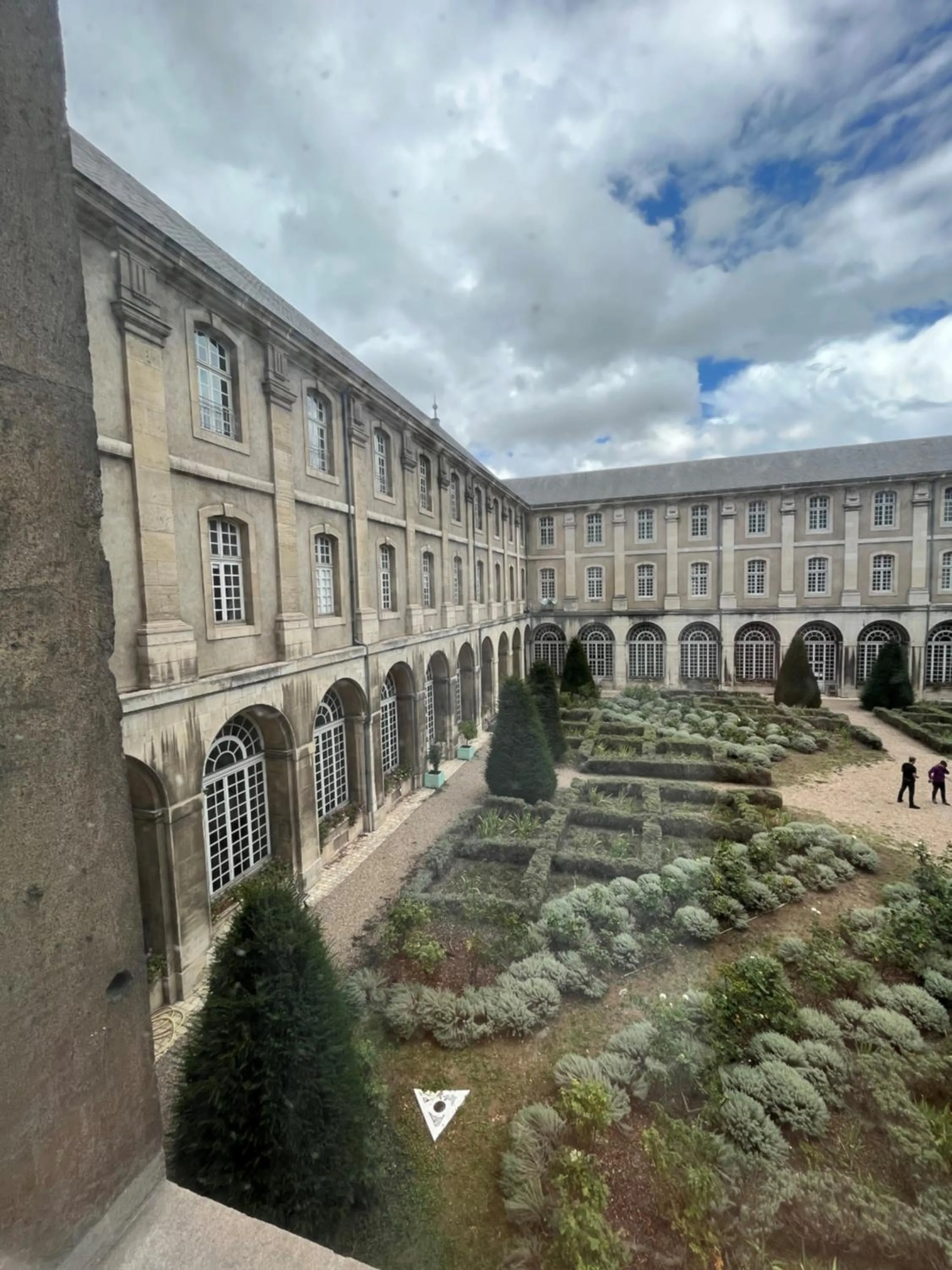 Garden view in Hôtel de l'Abbaye des Prémontrés