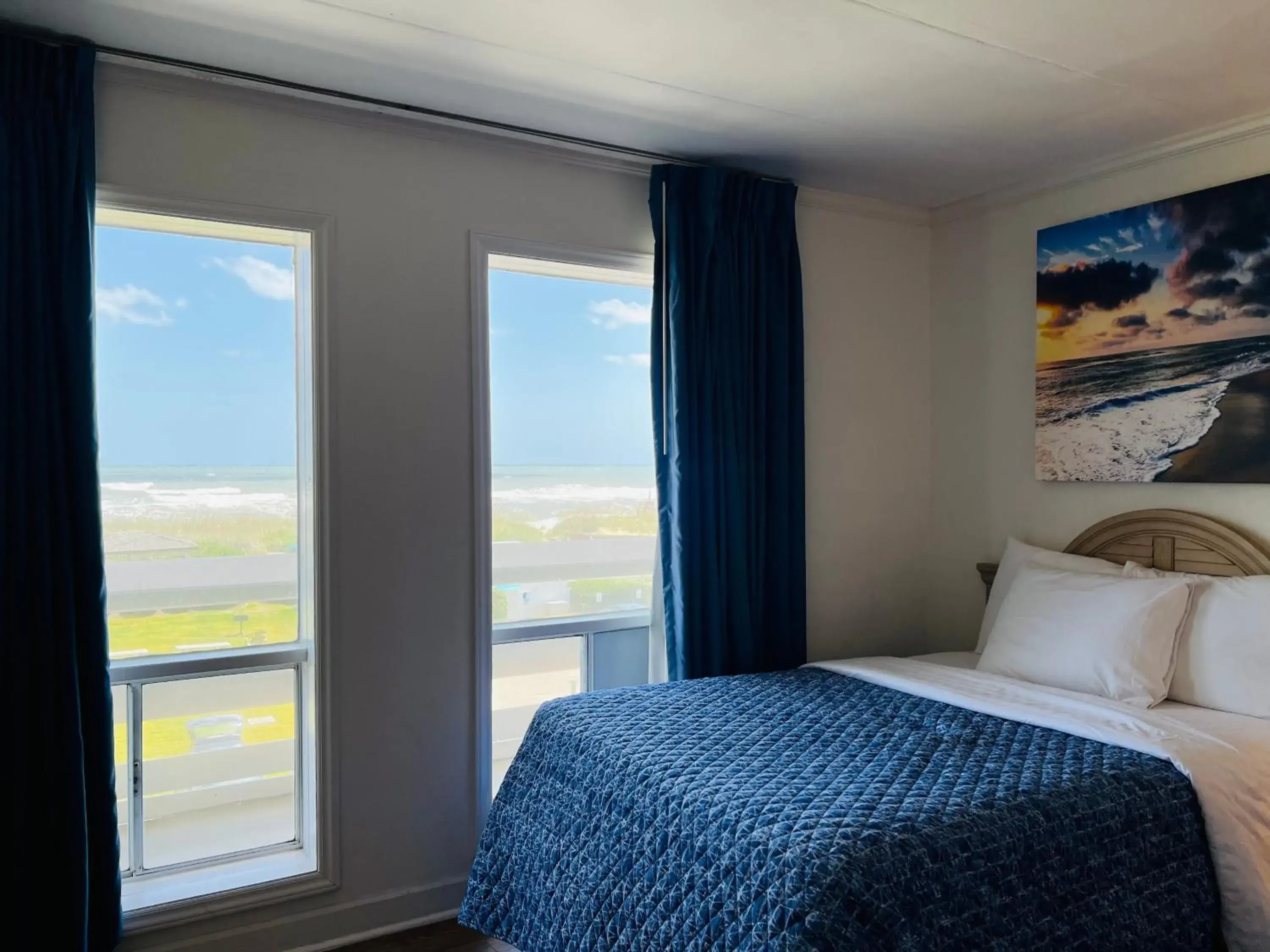 Bed in Mariner Inn And Suites Bed in Mariner Inn And Suites