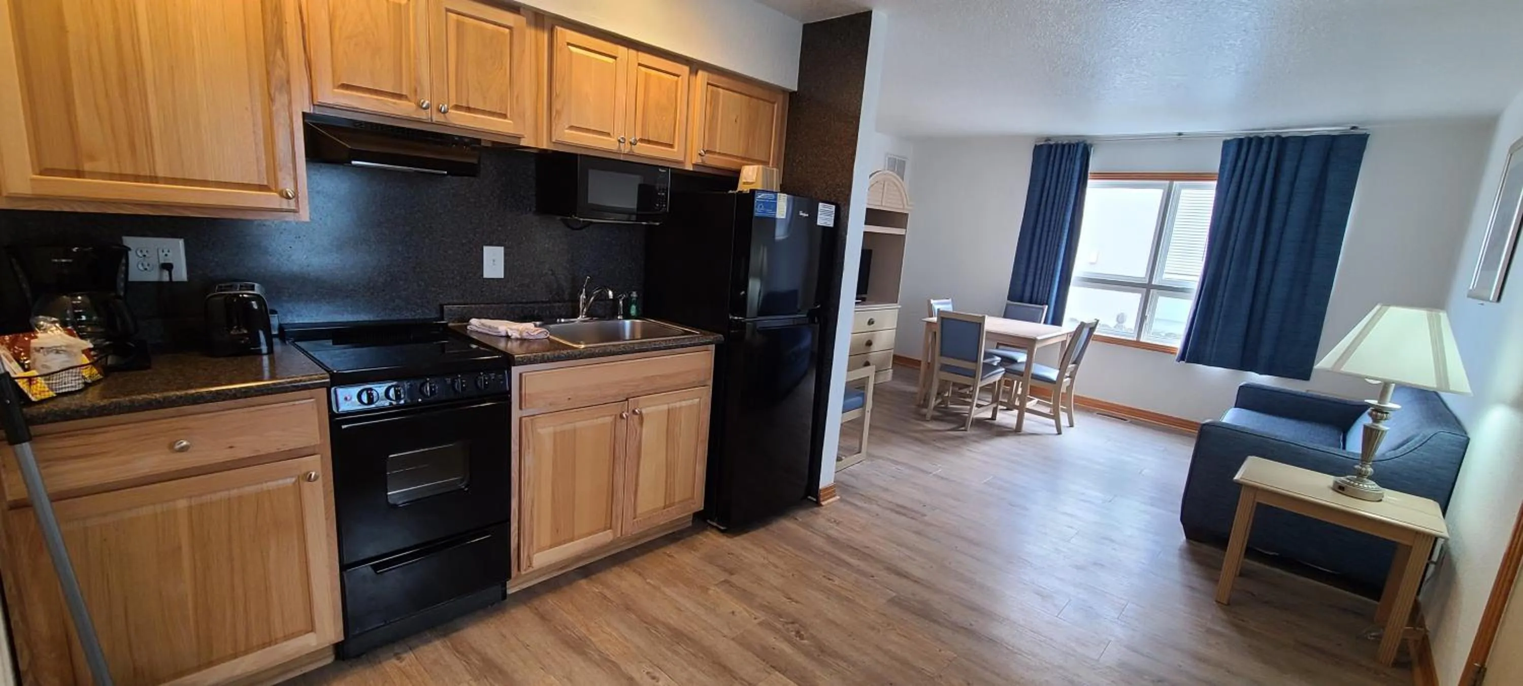 Queen  Suite with Two Queen Beds - single occupancy - Non Smoking - Oceanfront in Mariner Inn And Suites