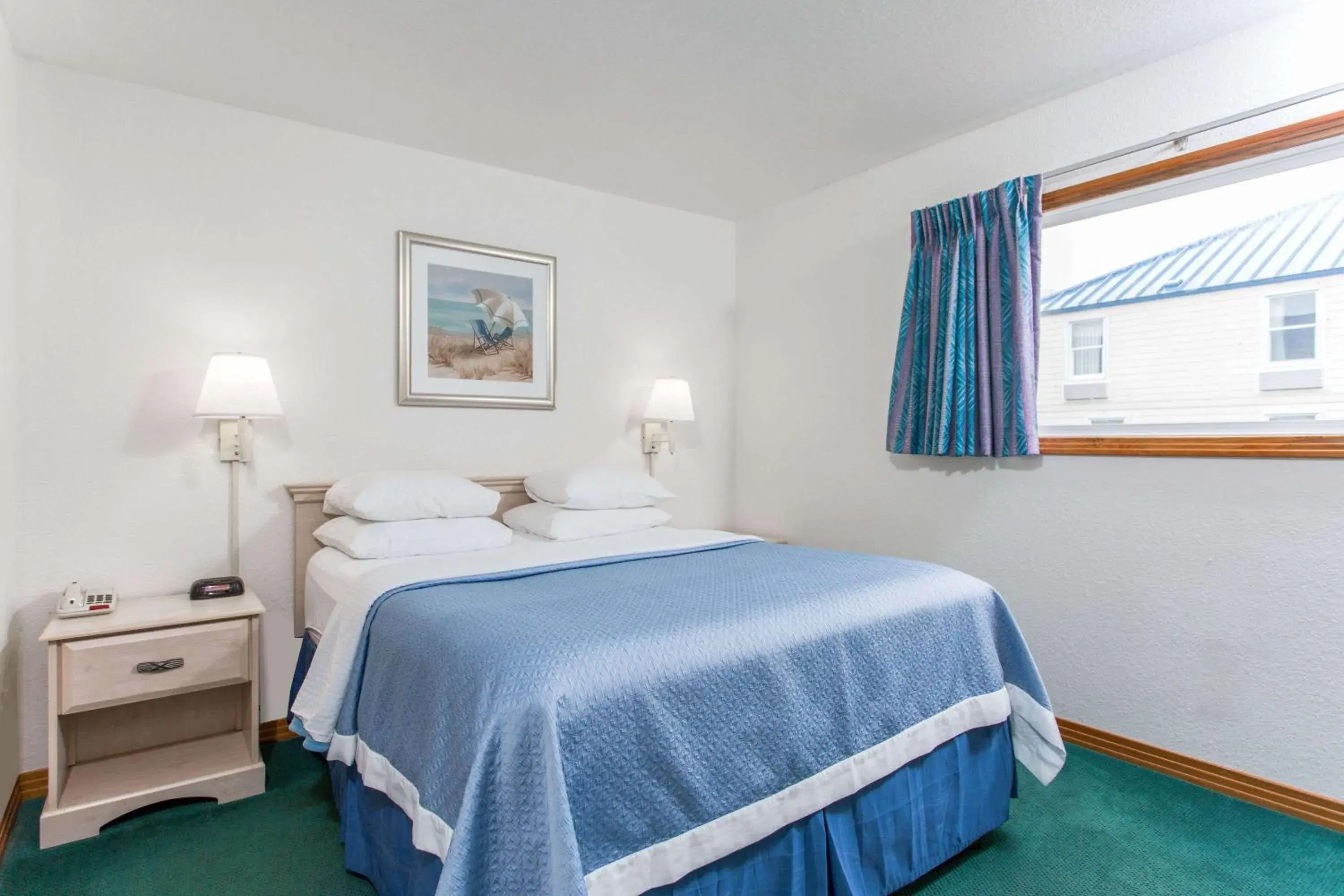 Photo of the whole room, Bed in Mariner Inn And Suites Photo of the whole room, Bed in Mariner Inn And Suites