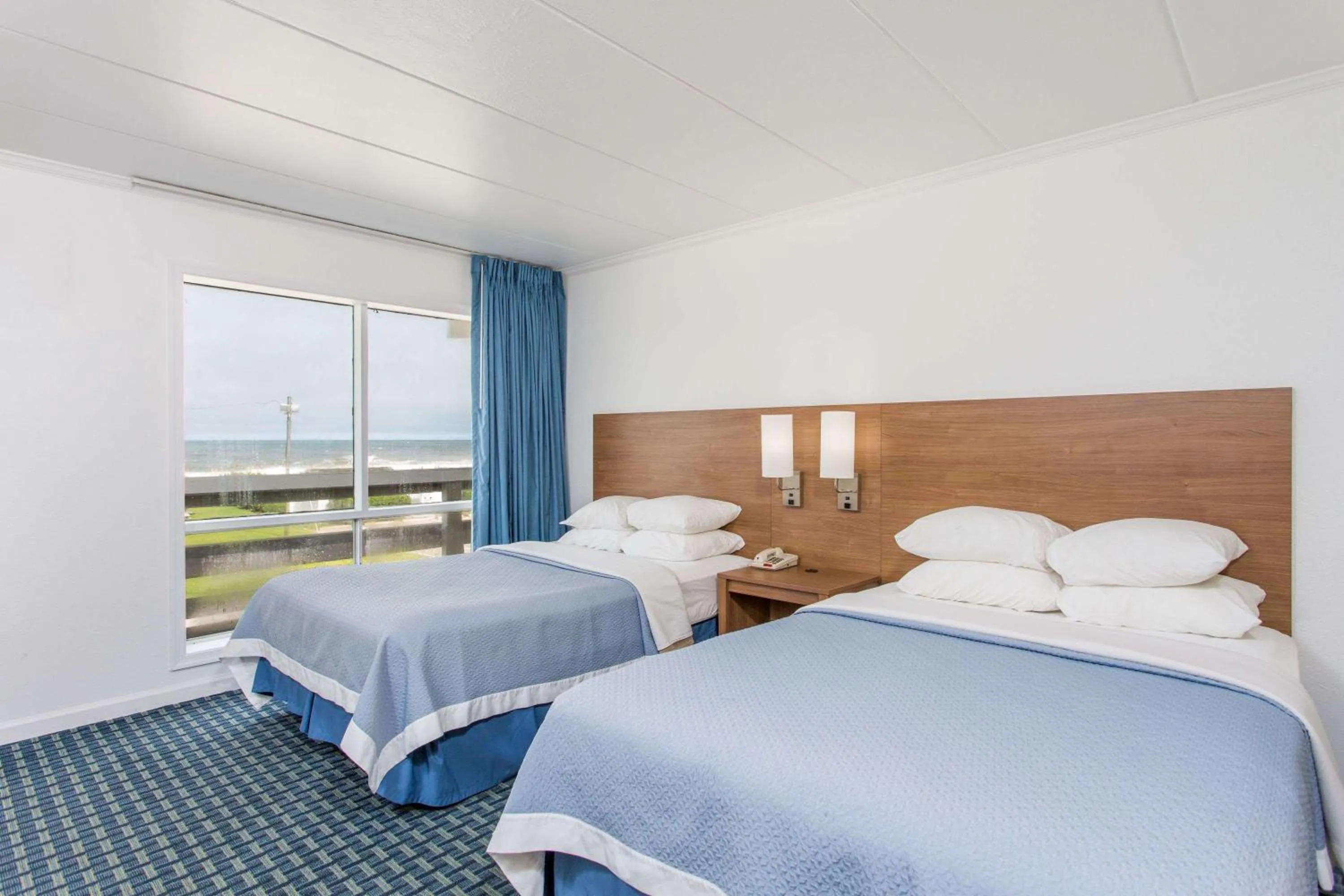 Double Room with Two Double Beds and Ocean View - single occupancy - Non-Smoking in Mariner Inn And Suites
