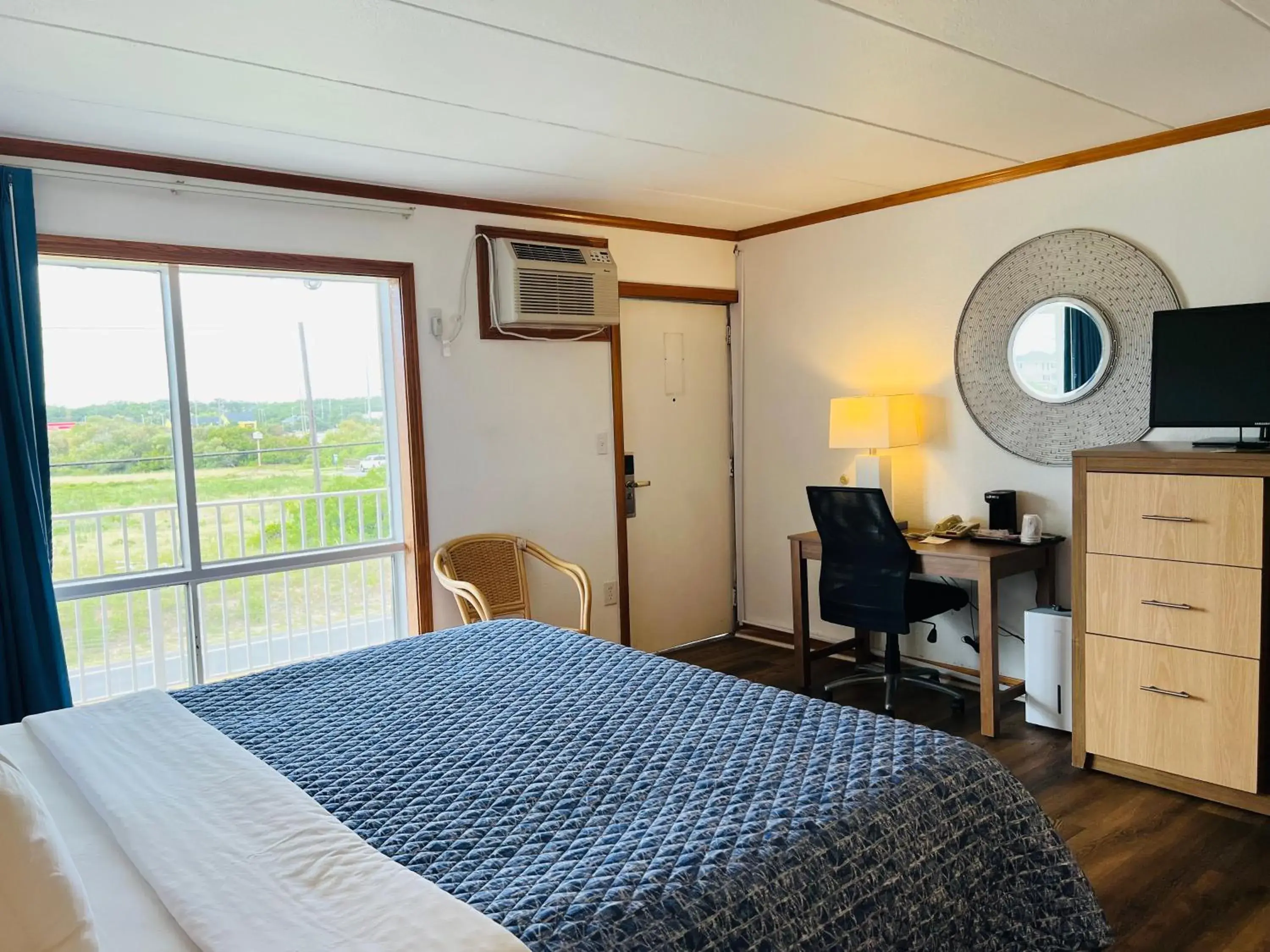 Bed in Mariner Inn And Suites Bed in Mariner Inn And Suites