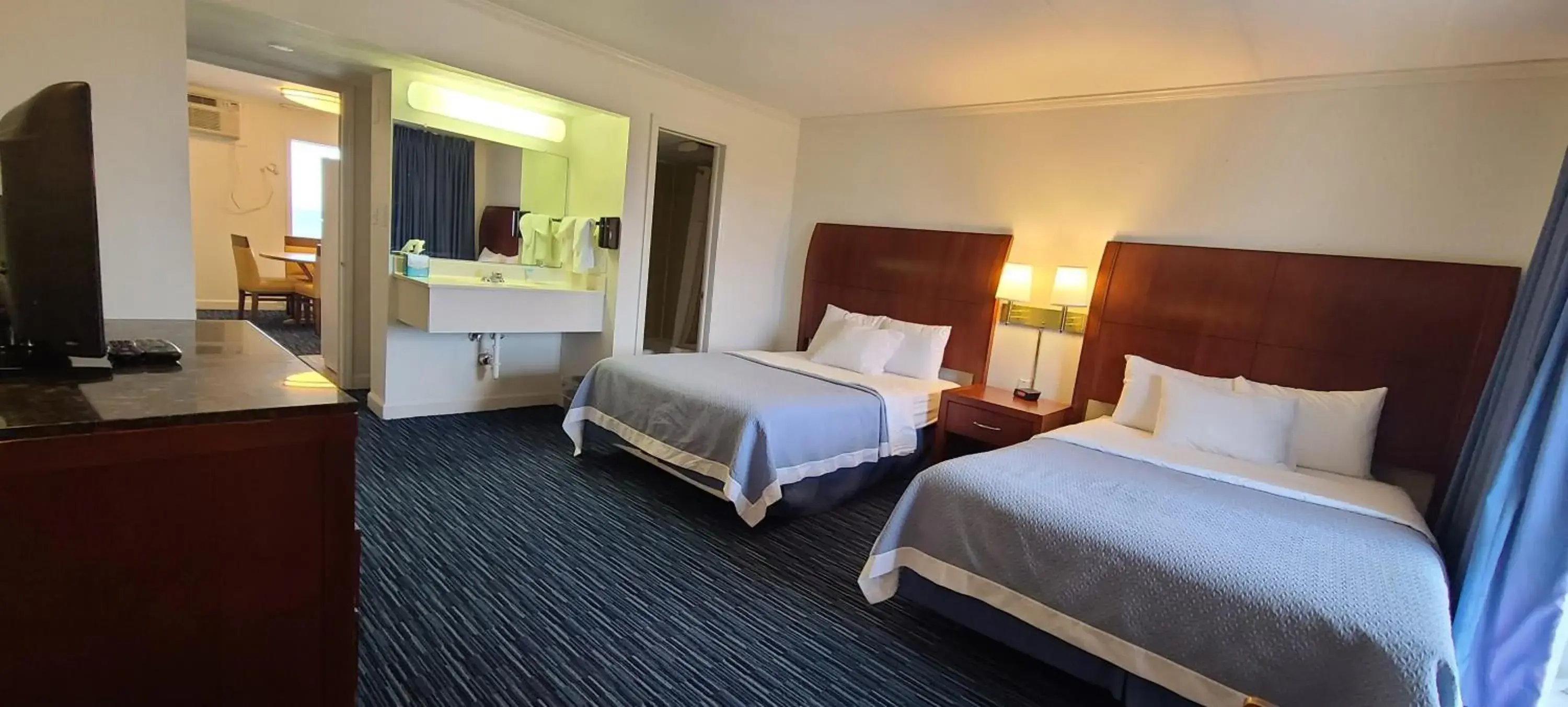 Bed in Mariner Inn And Suites Bed in Mariner Inn And Suites