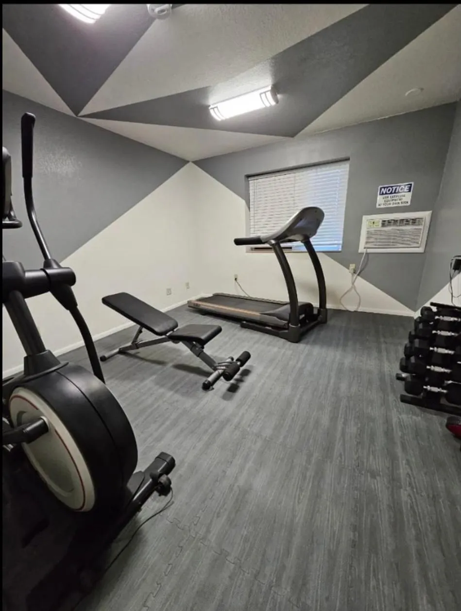 Fitness centre/facilities in Super 8 by Wyndham Holbrook