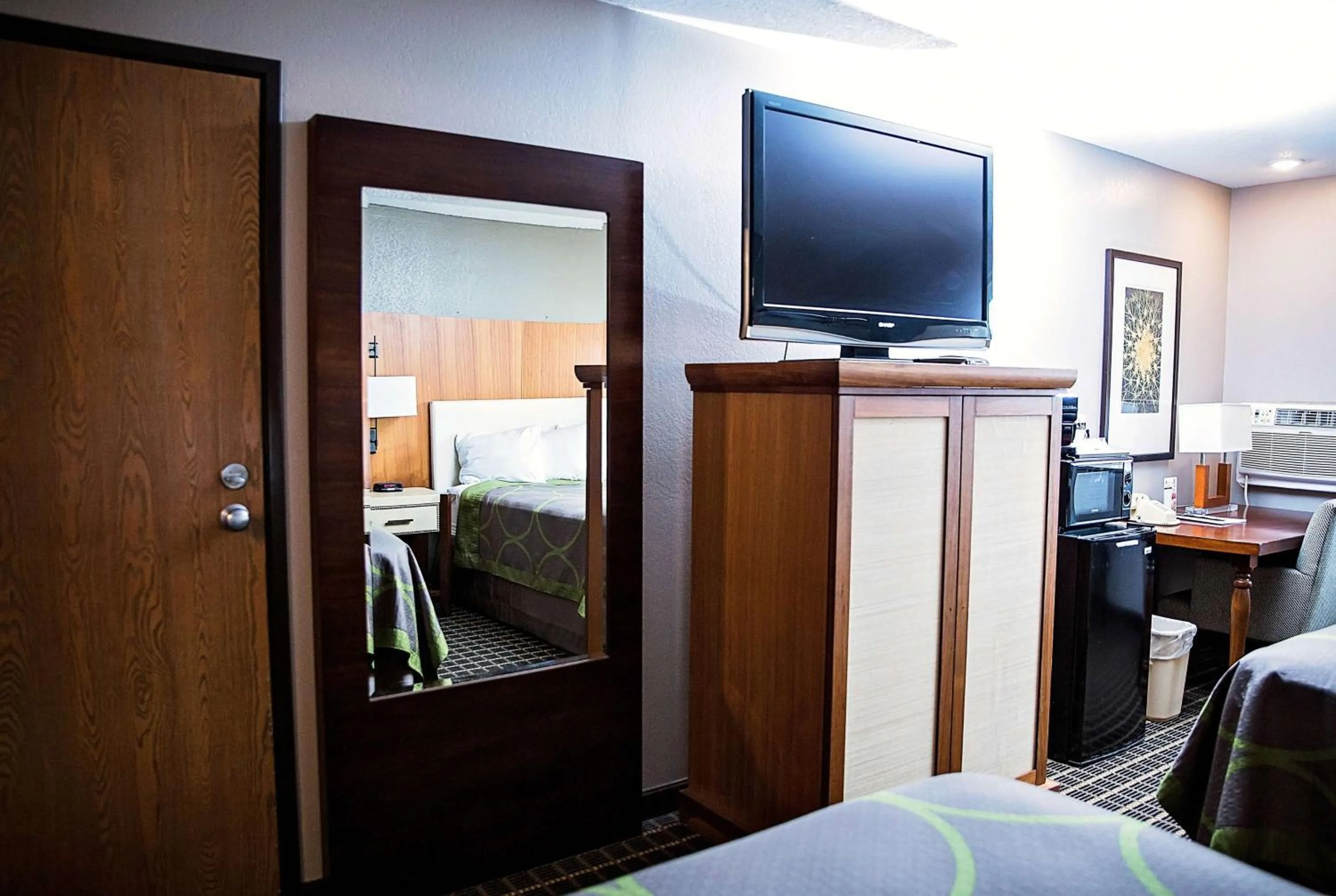 Photo of the whole room, Bed in Super 8 by Wyndham Holbrook