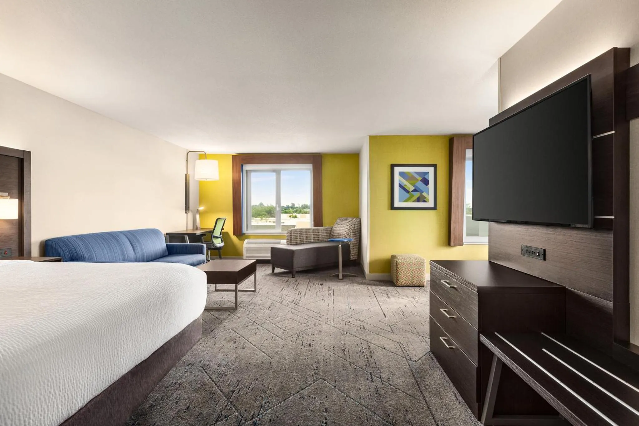 Photo of the whole room, Bed in Holiday Inn Express & Suites - Redding by IHG