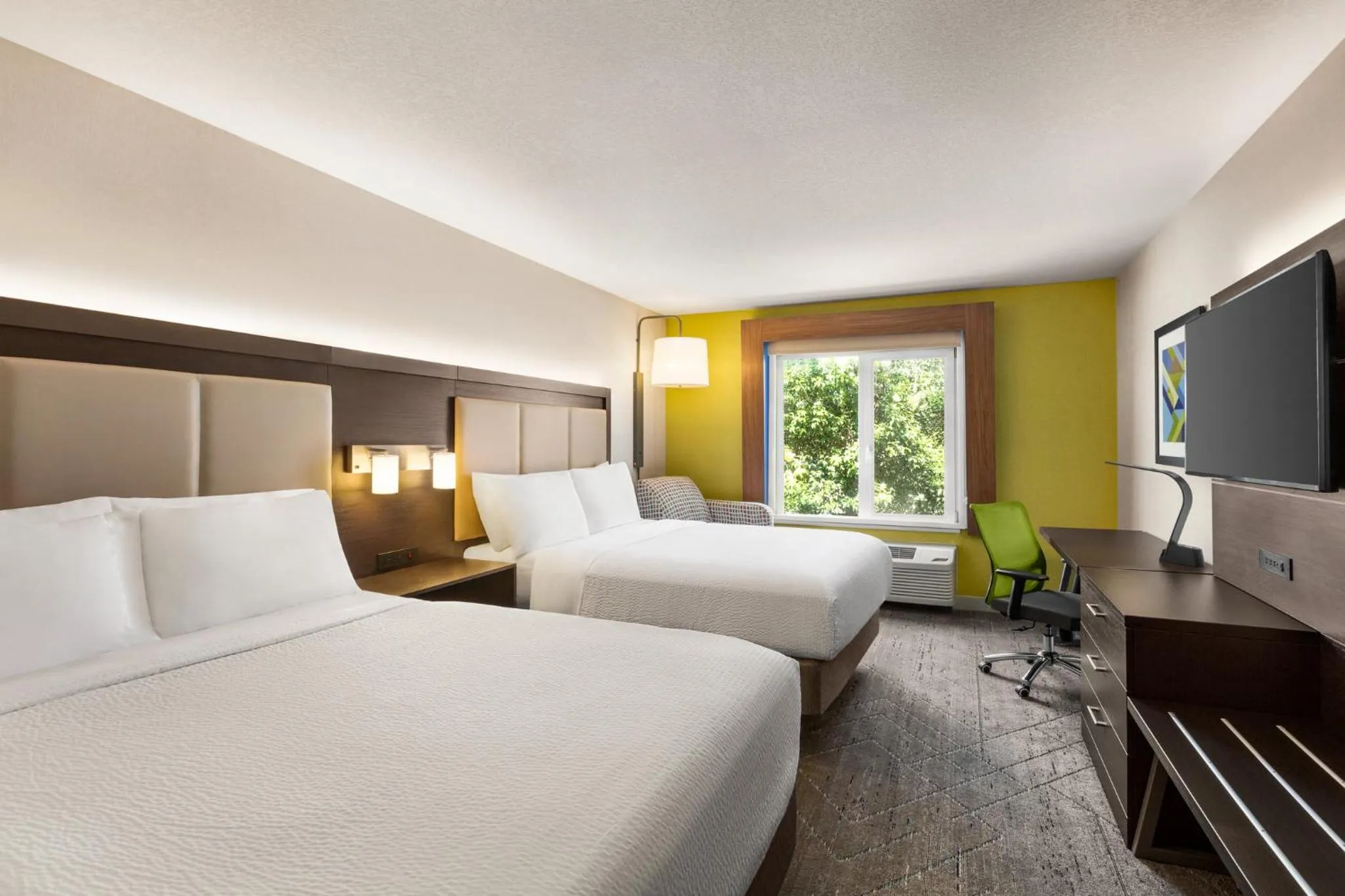 Photo of the whole room, Bed in Holiday Inn Express & Suites - Redding by IHG