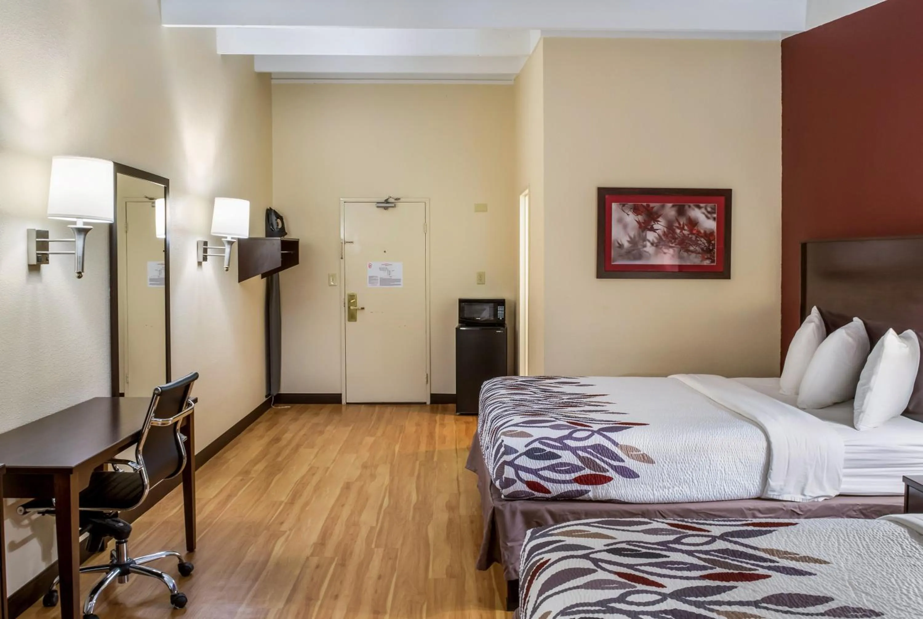 Photo of the whole room, Bed in Red Roof Inn Richmond, IN