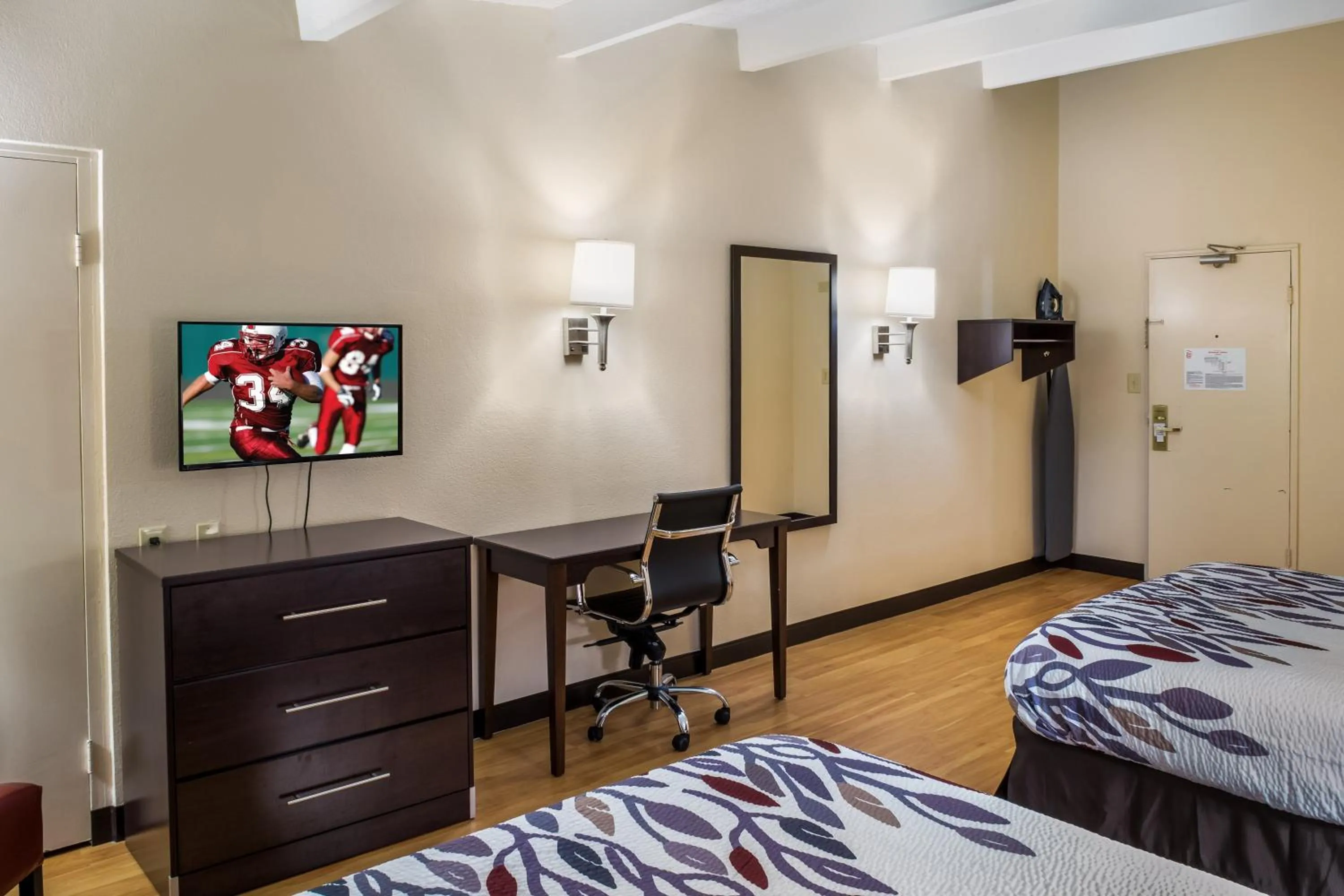 Photo of the whole room, Bed in Red Roof Inn Richmond, IN