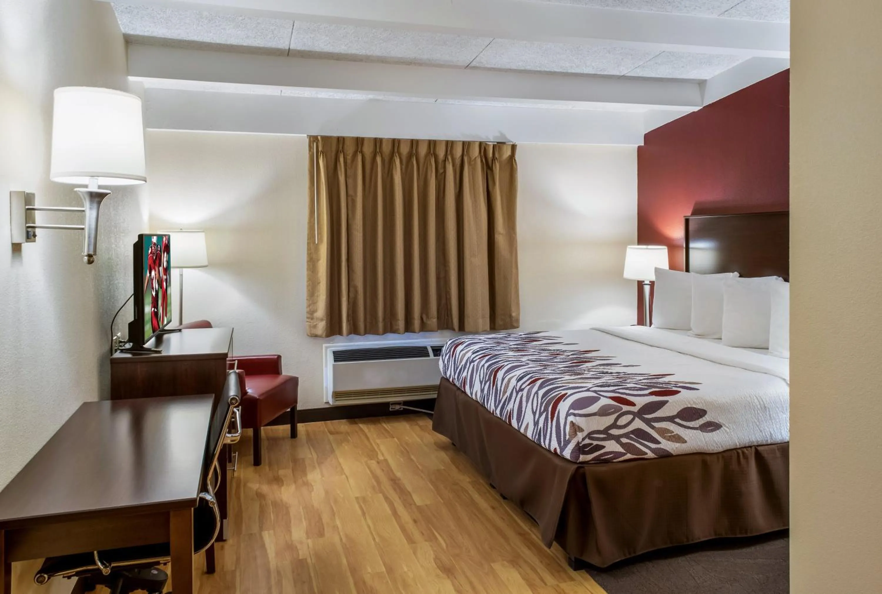 Photo of the whole room, Bed in Red Roof Inn Richmond, IN