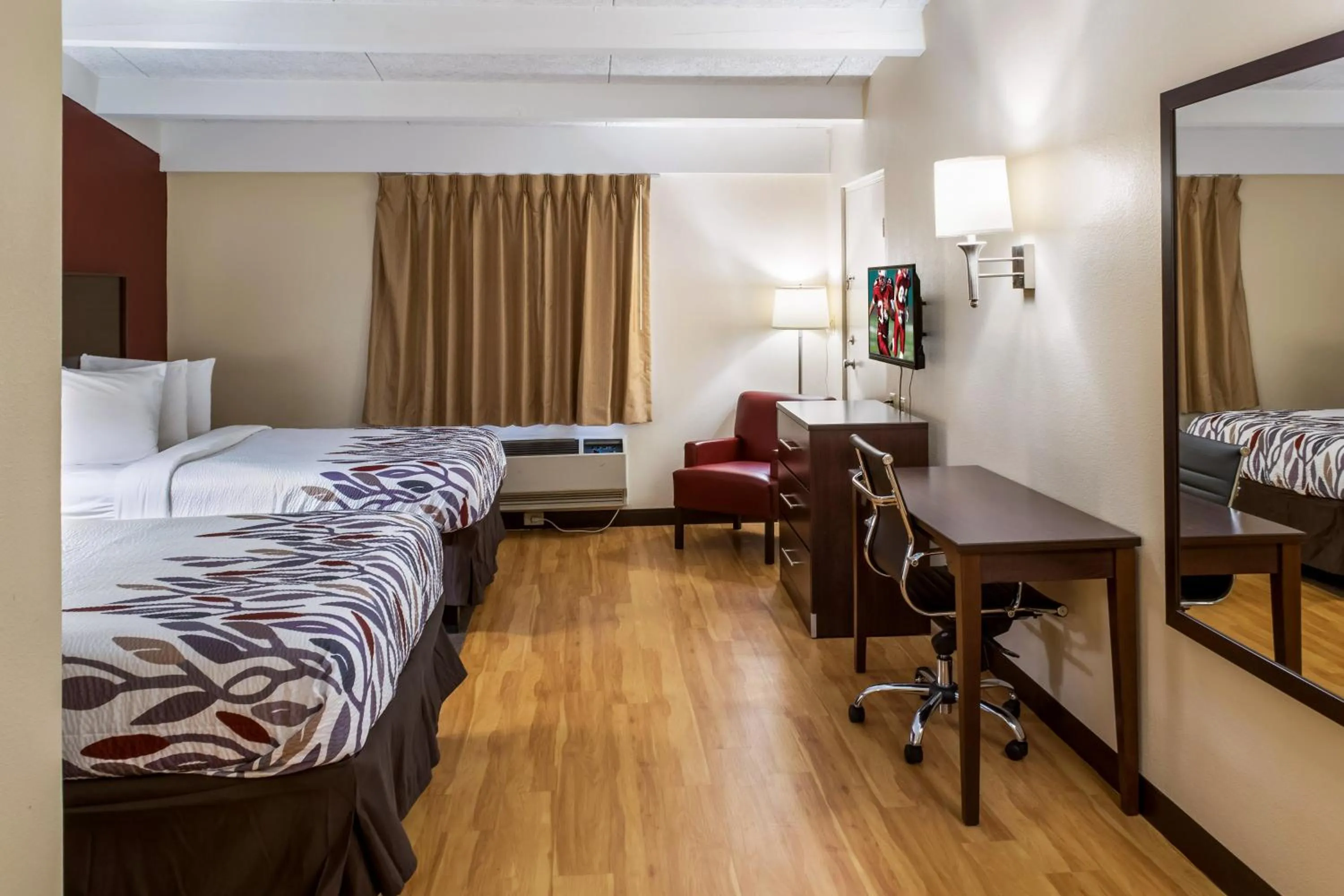 Photo of the whole room, Bed in Red Roof Inn Richmond, IN