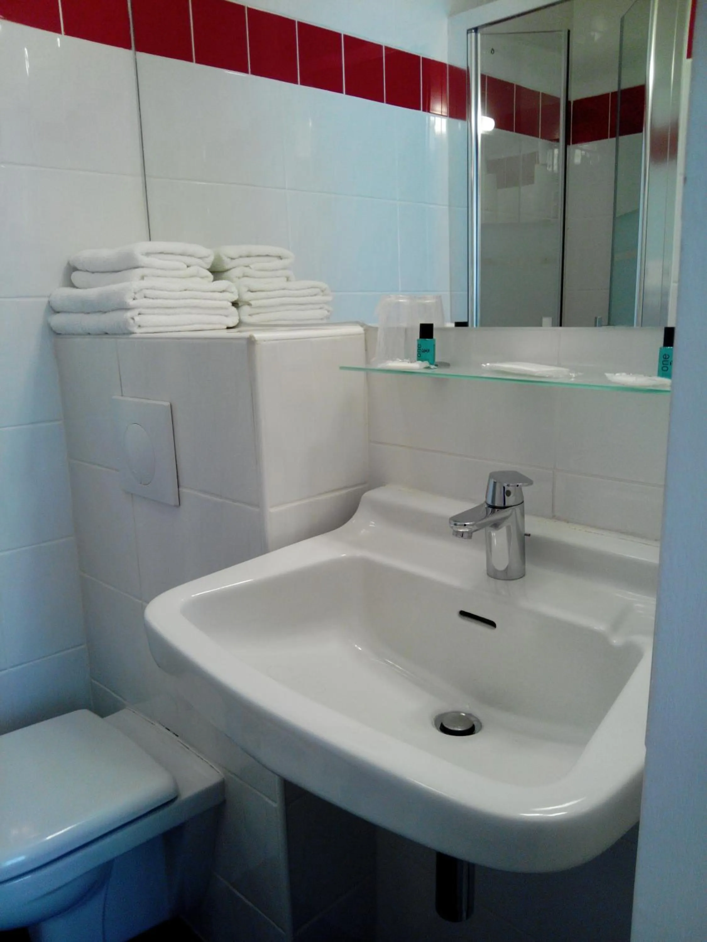 Bathroom in Hôtel Brimer Cannes