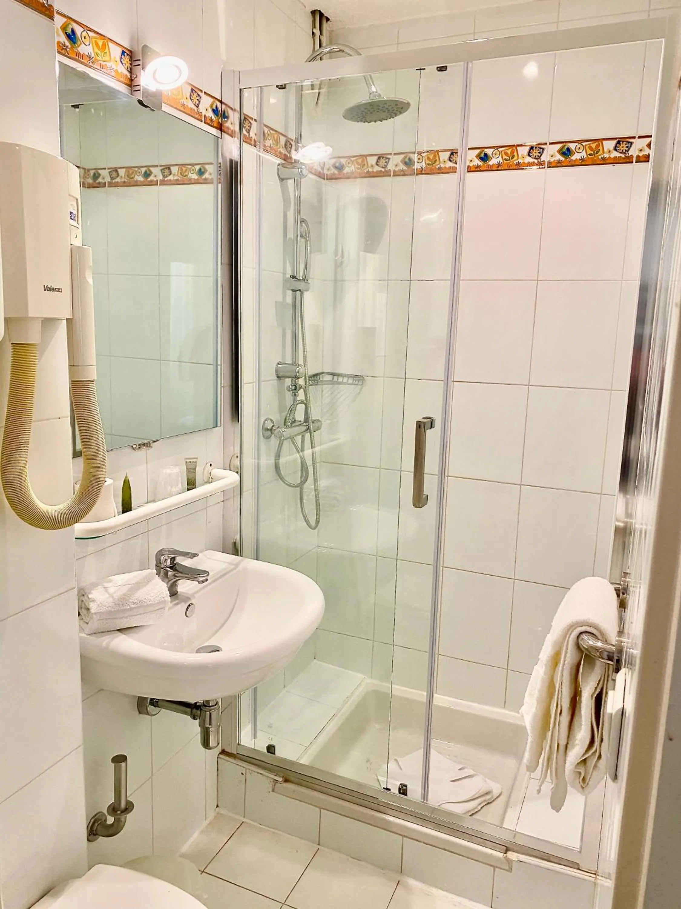 Bathroom in Hôtel Brimer Cannes