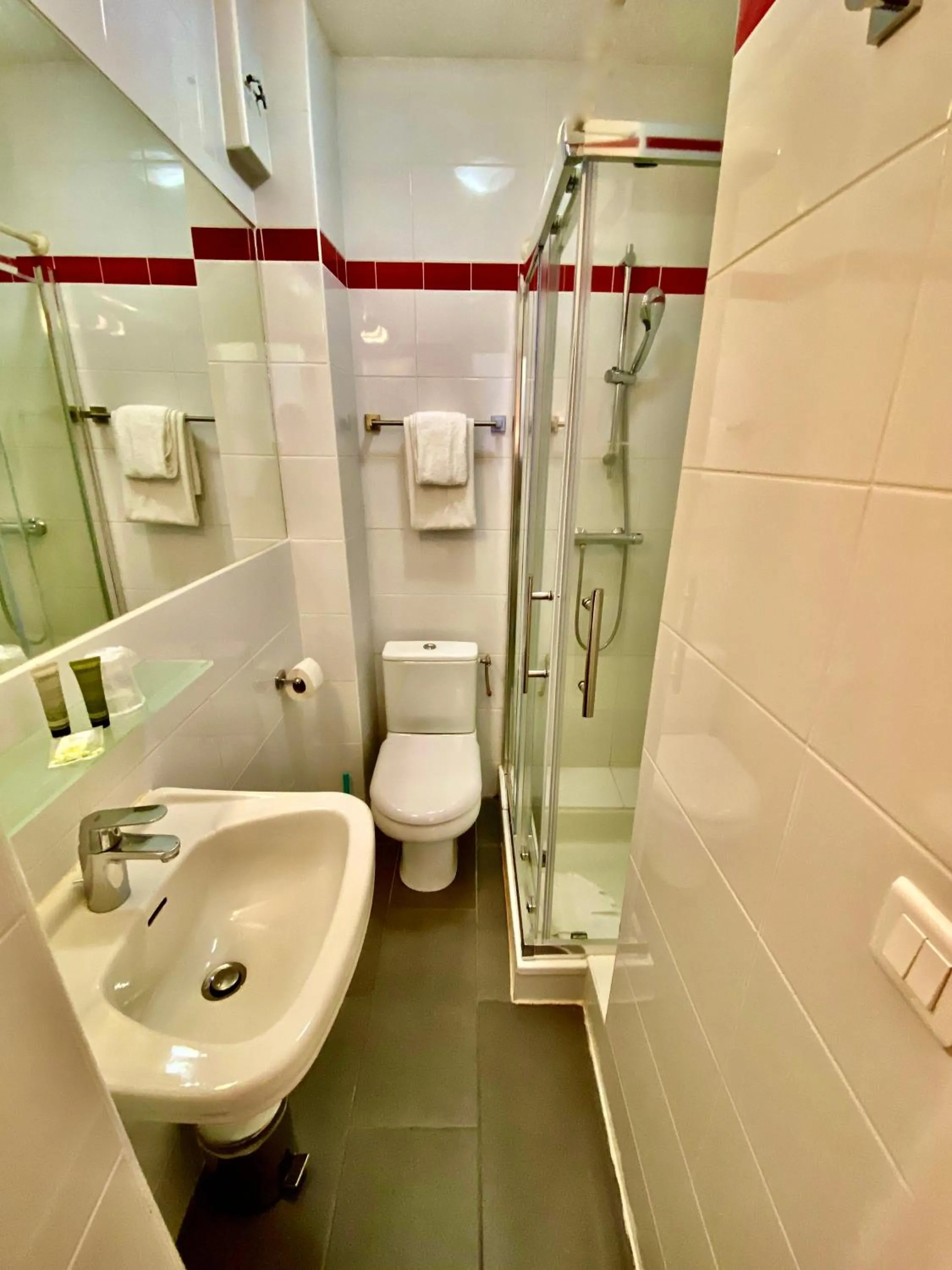 Bathroom in Hôtel Brimer Cannes