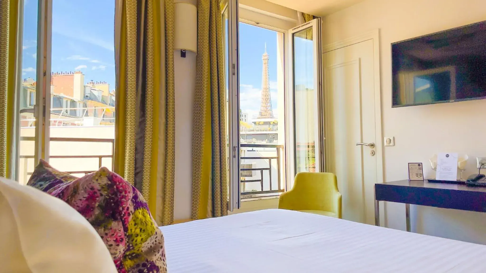 View (from property/room), Bed in Hôtel Gustave View (from property/room), Bed in Hôtel Gustave