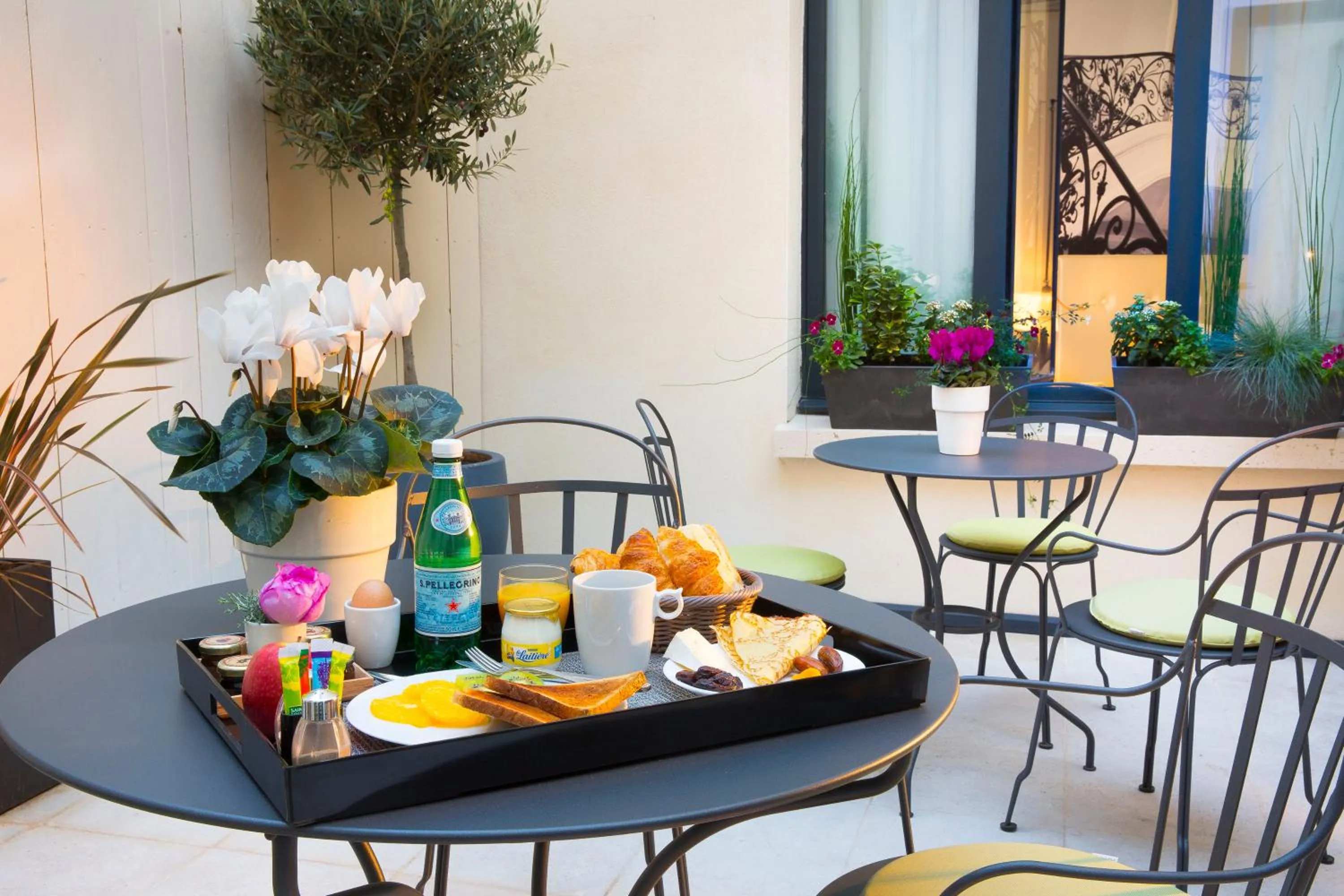 Patio in Hôtel Gustave