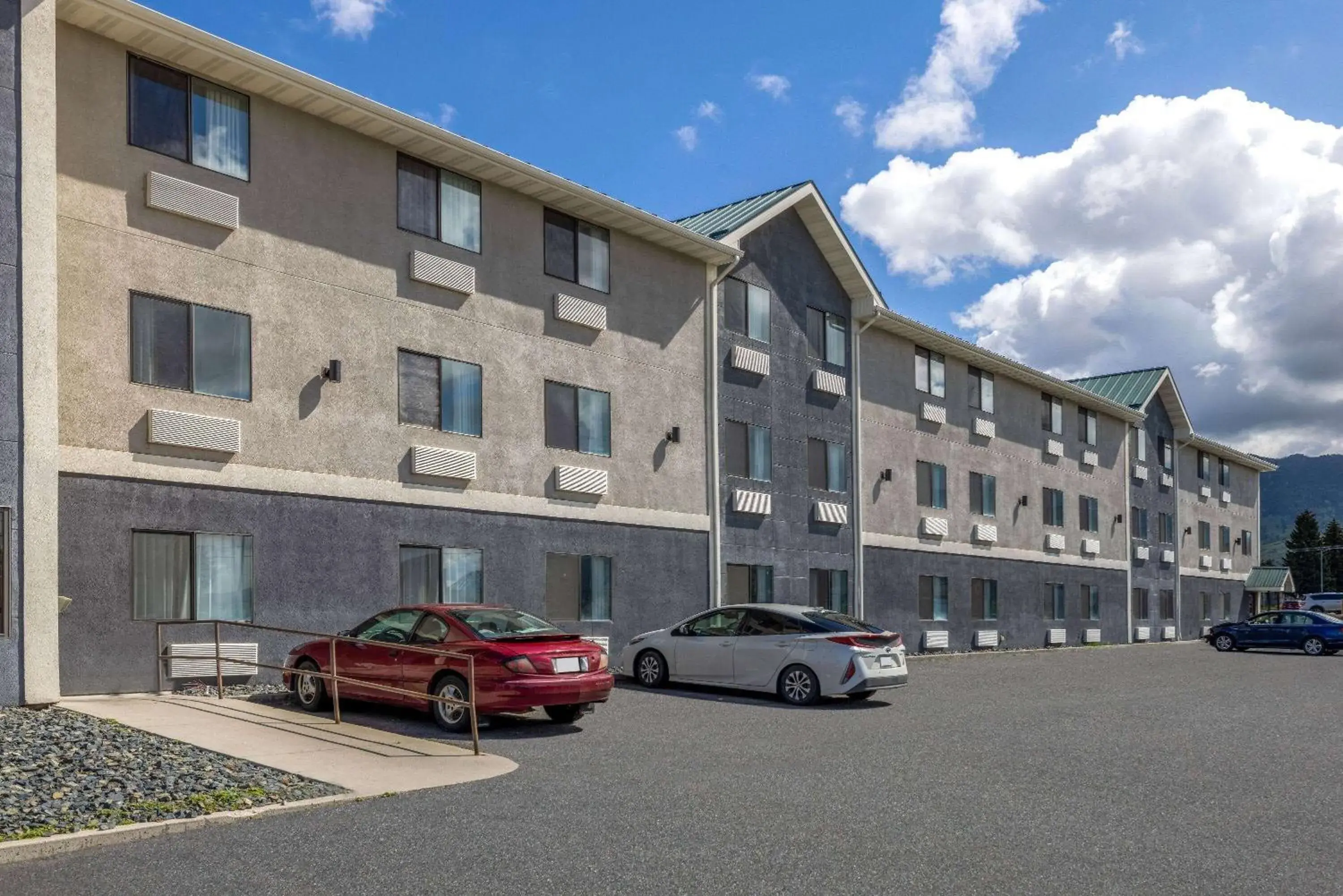 Property building in Wingate by Wyndham Butte City Center Property building in Wingate by Wyndham Butte City Center