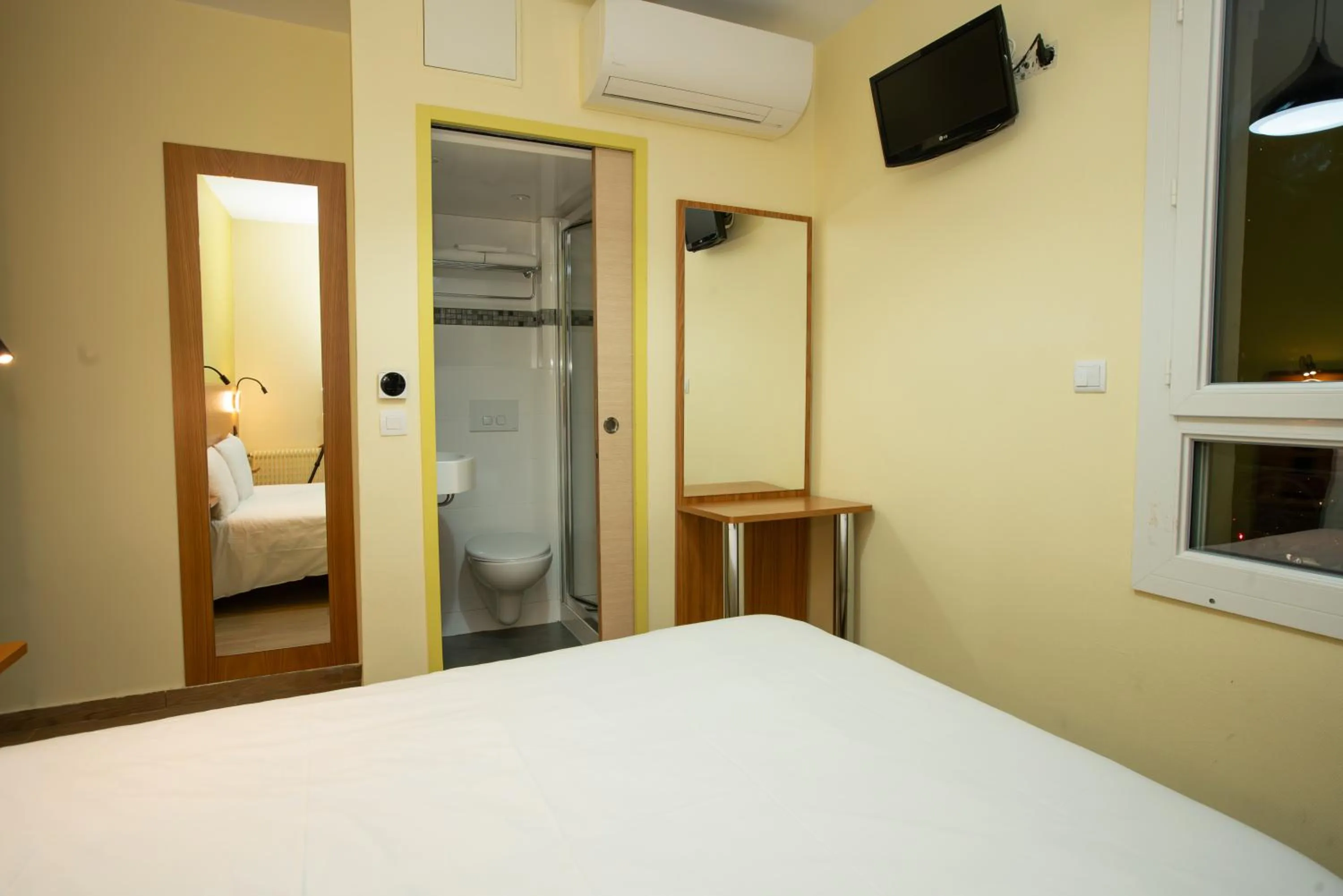 Bed in Hôtel de la Terrasse