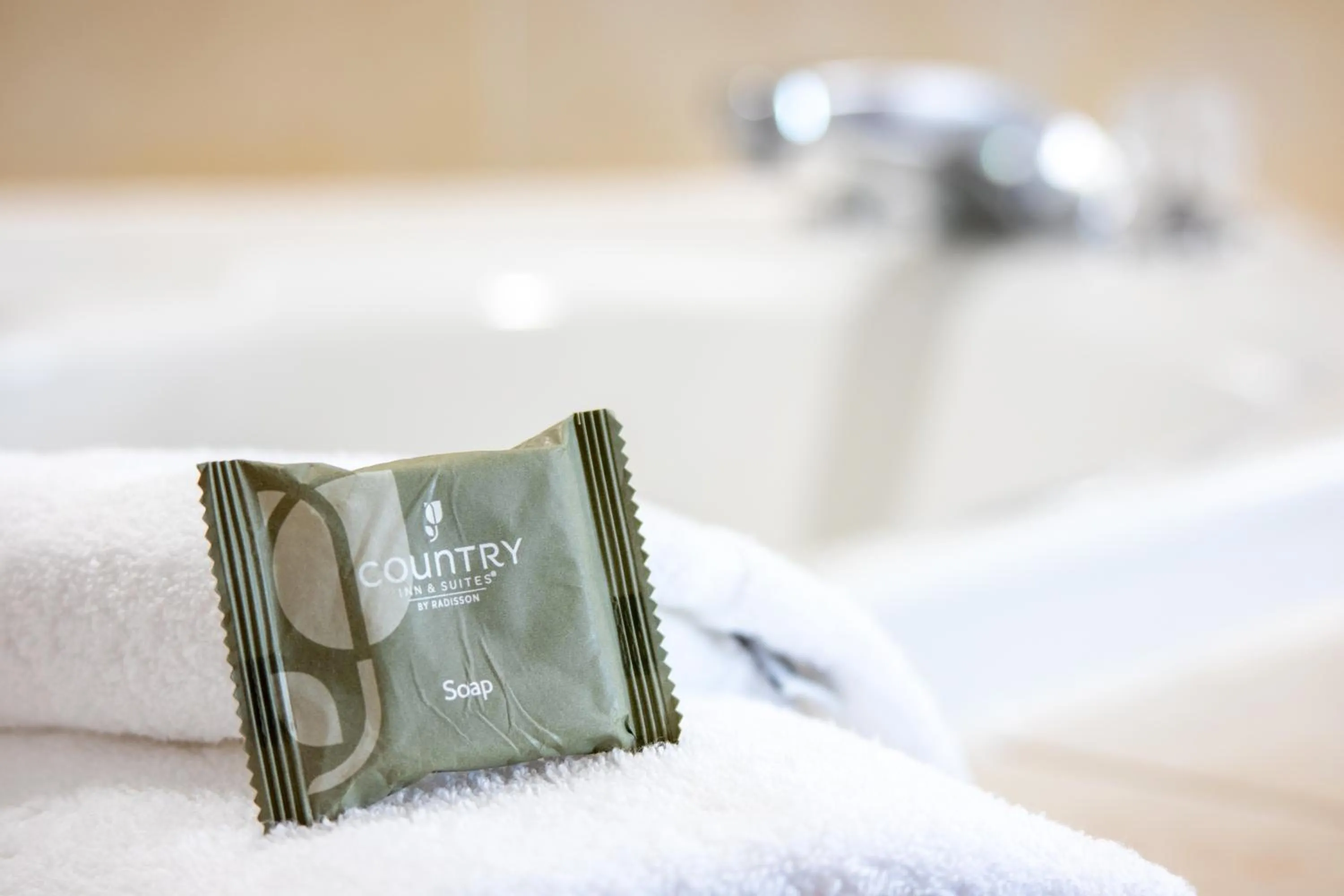 Bathroom, Bed in Country Inn & Suites by Radisson, Wilmington, NC