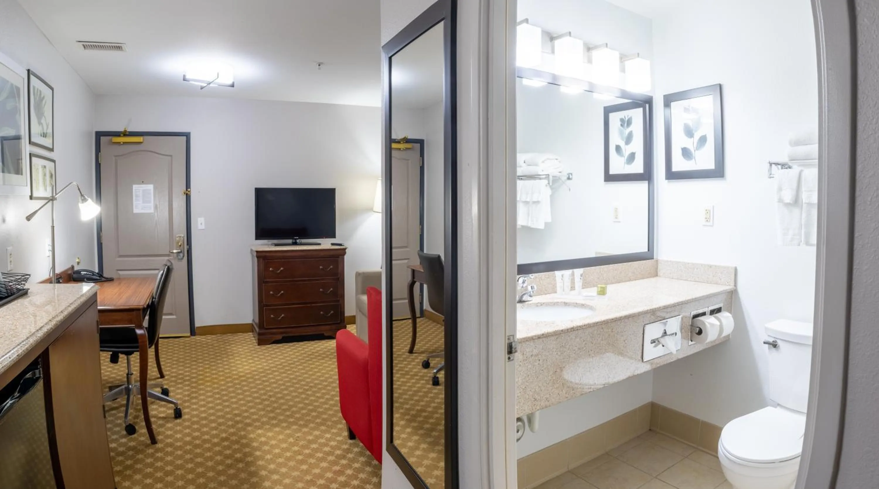 Living room in Country Inn & Suites by Radisson, Wilmington, NC