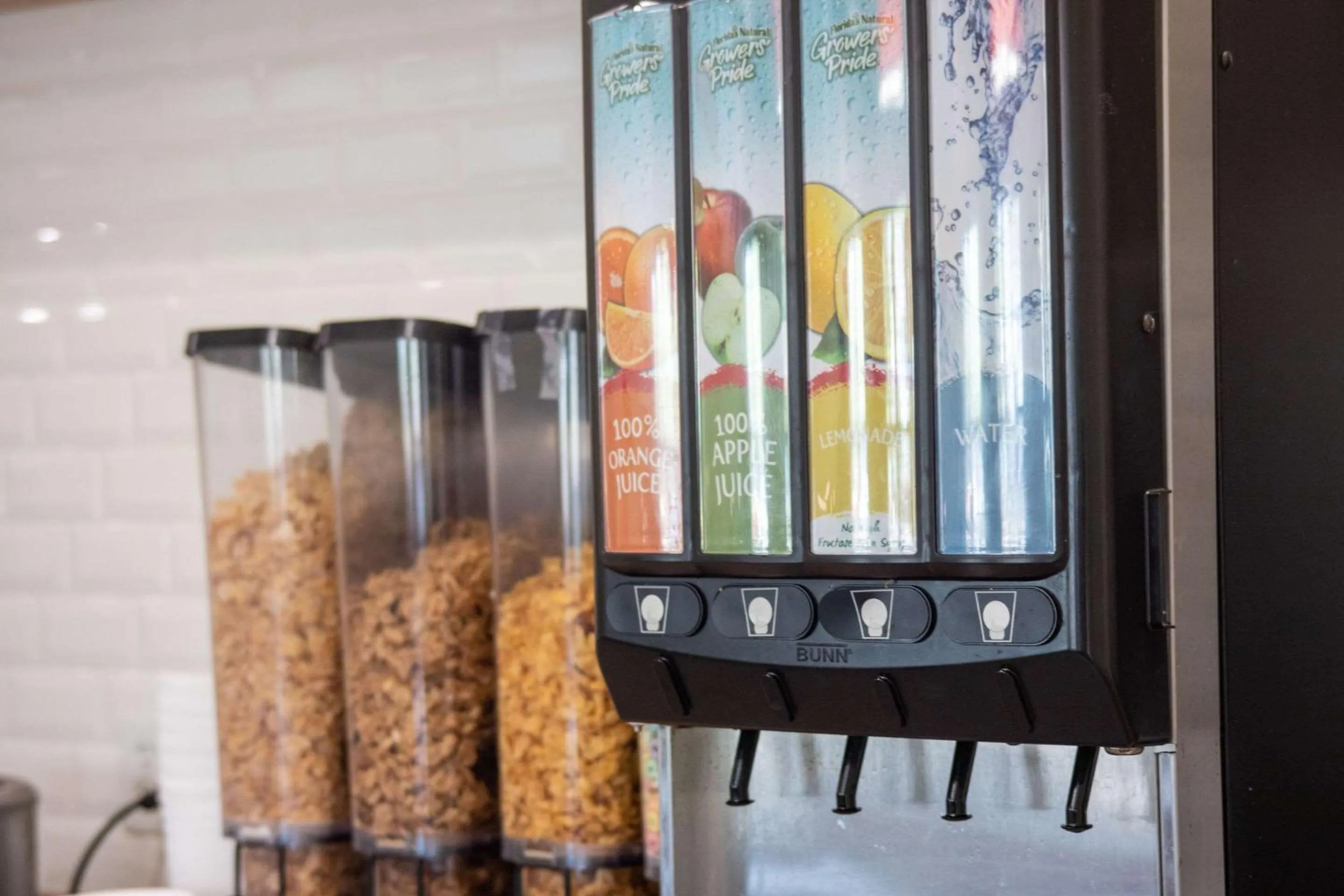 Breakfast in Country Inn & Suites by Radisson, Wilmington, NC