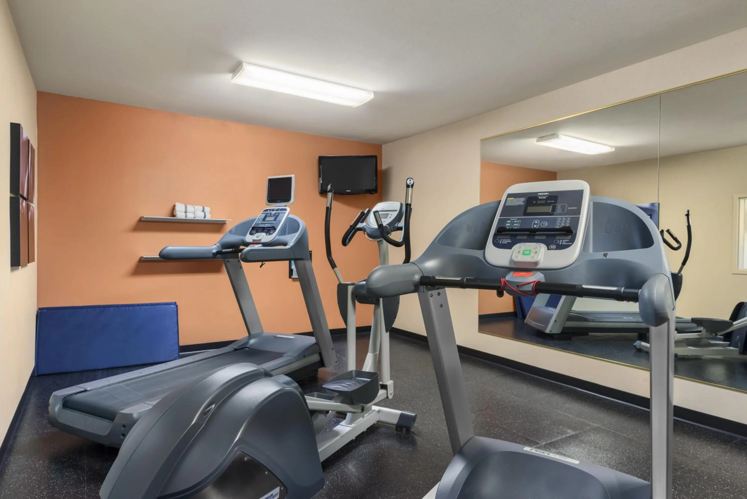 Fitness centre/facilities in Country Inn & Suites by Radisson, Peoria North, IL